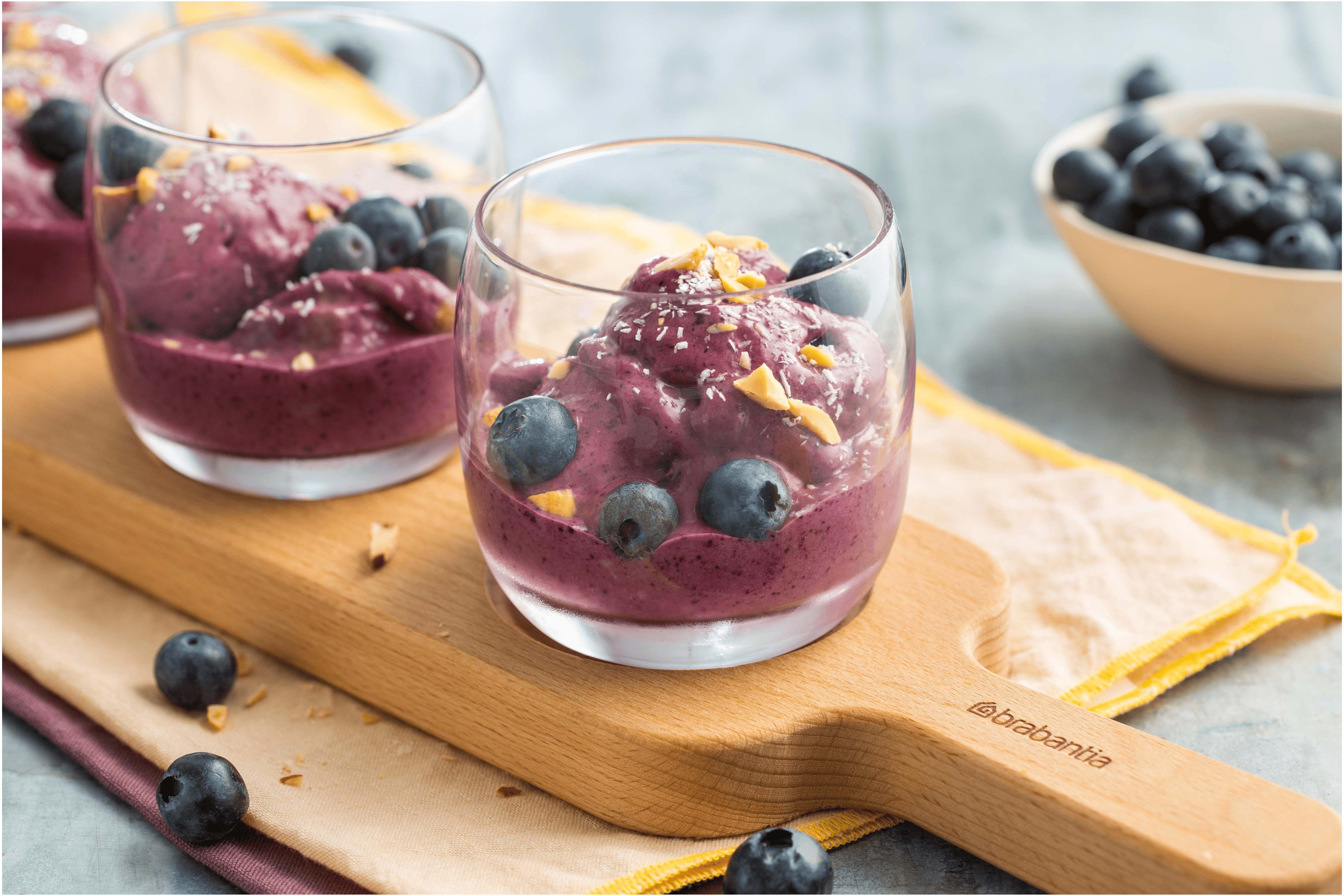 Blauwe bessen bananenijs
