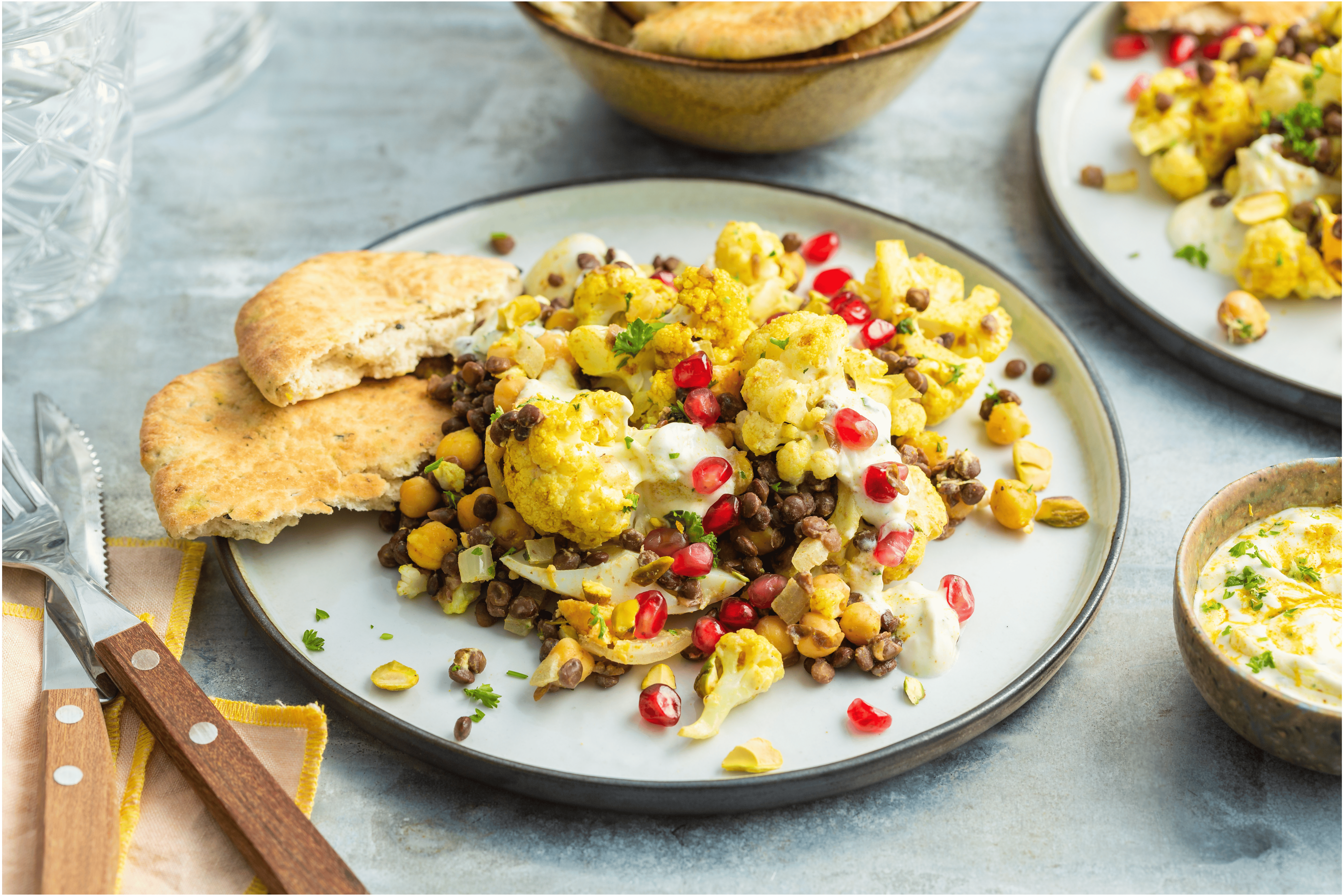 Lauwwarme kruidige bloemkoolsalade met ei