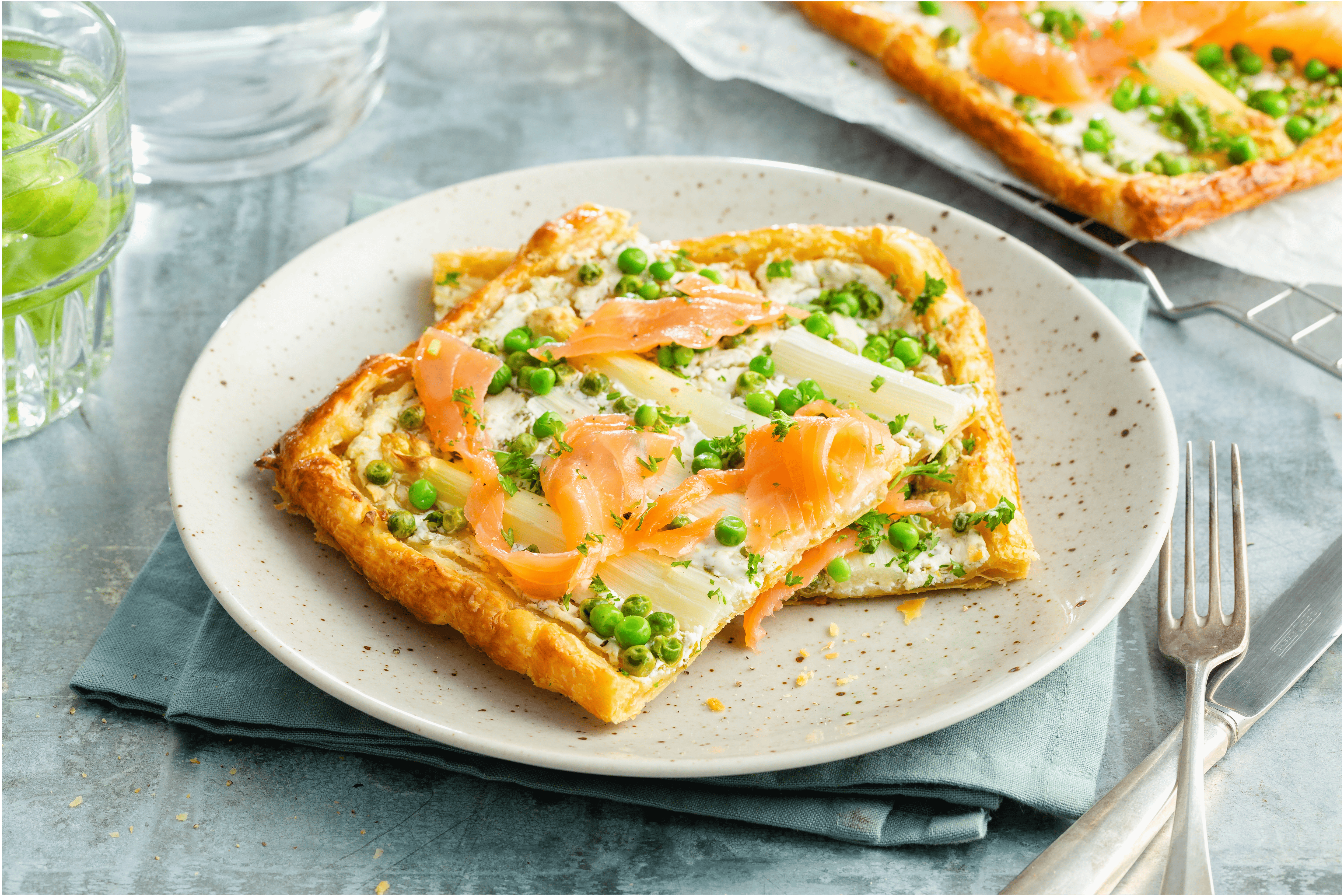 Romige aspergetaart met zalm en citroen