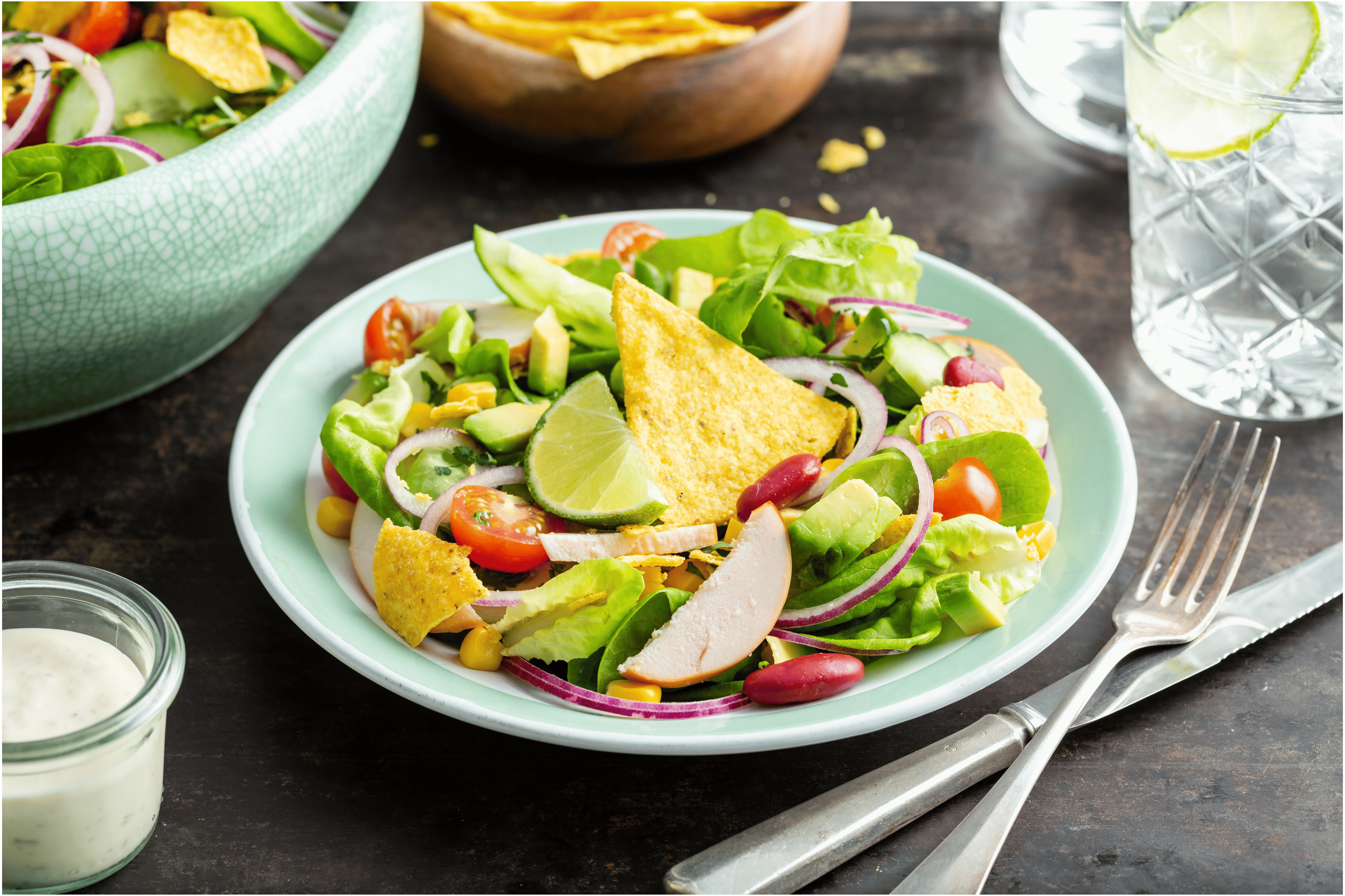Mexicaanse maaltijdsalade met gerookte kip