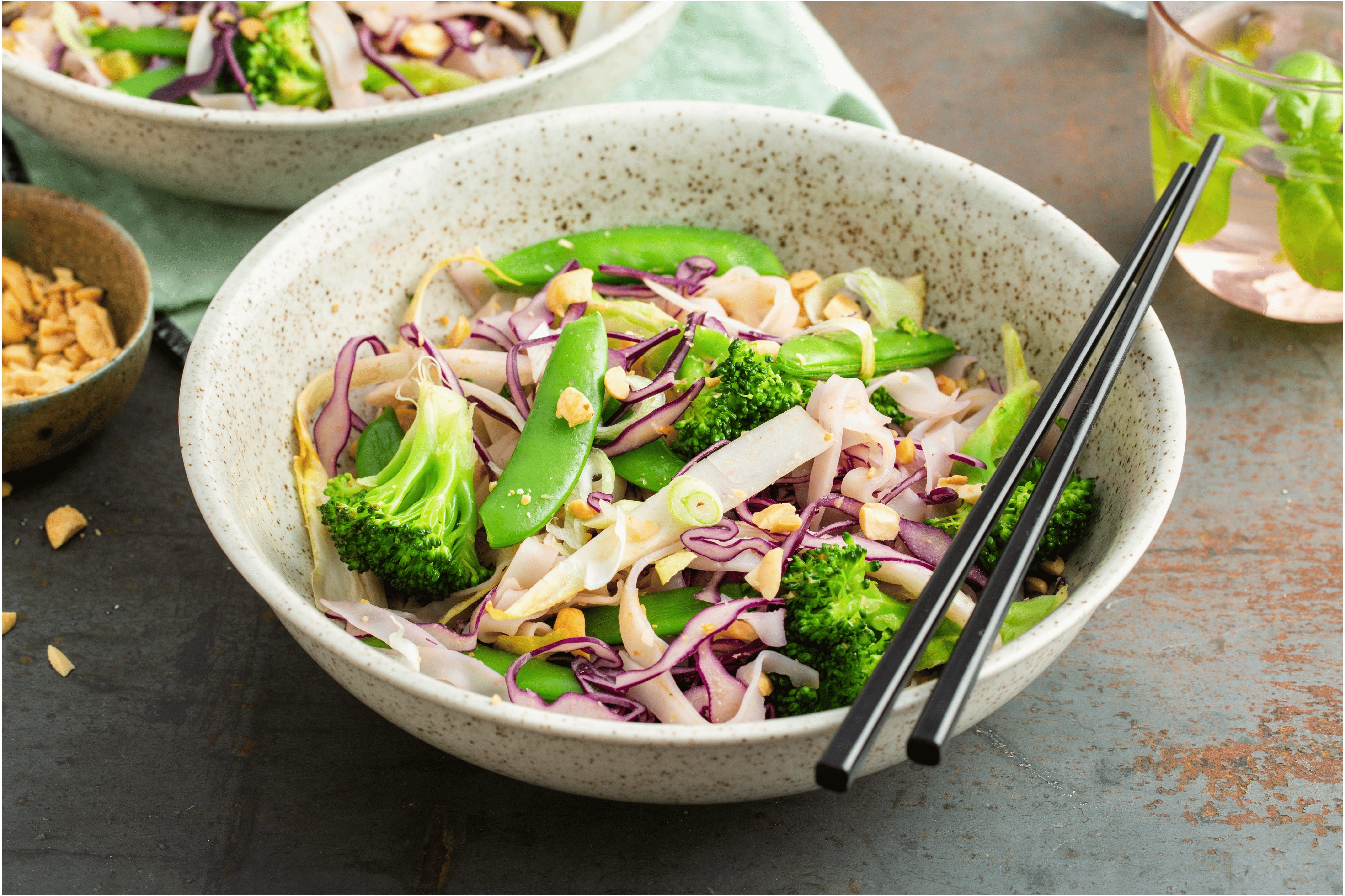 Noedelsalade met pittige pindasaus