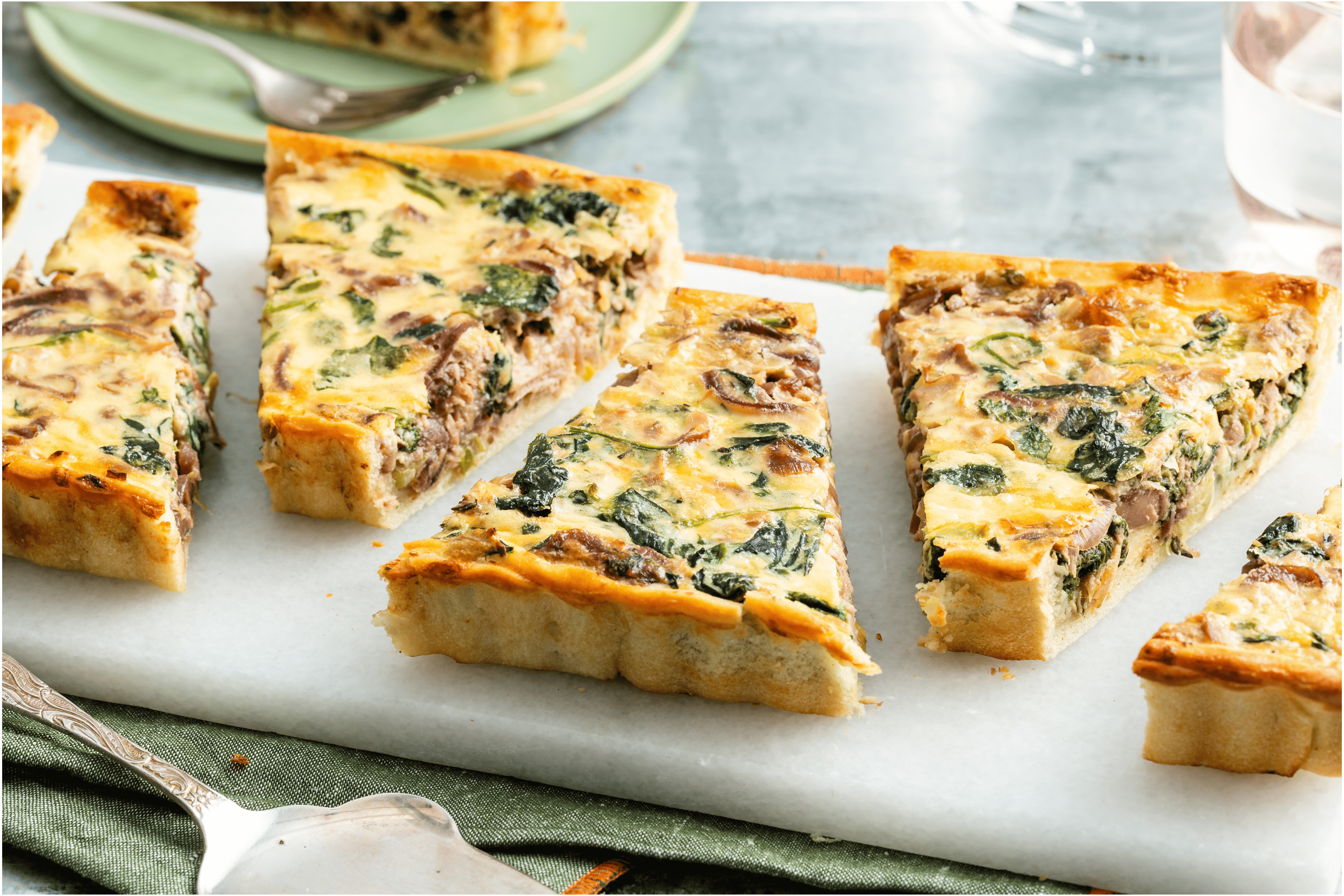 Quiche met andijvie, gekaramelliseerde ui en tonijn