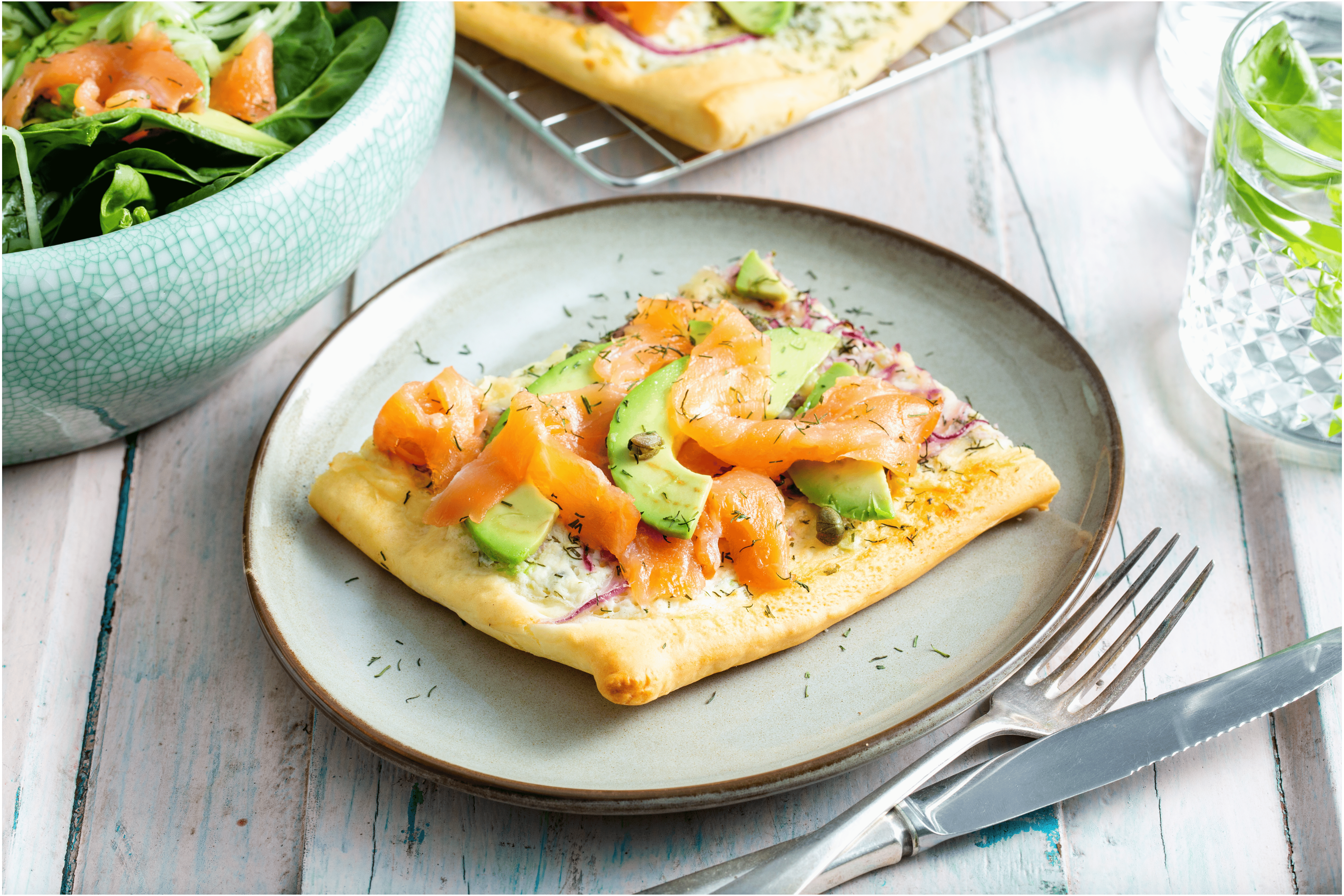 Zomerse pizza met gerookte zalm en avocado