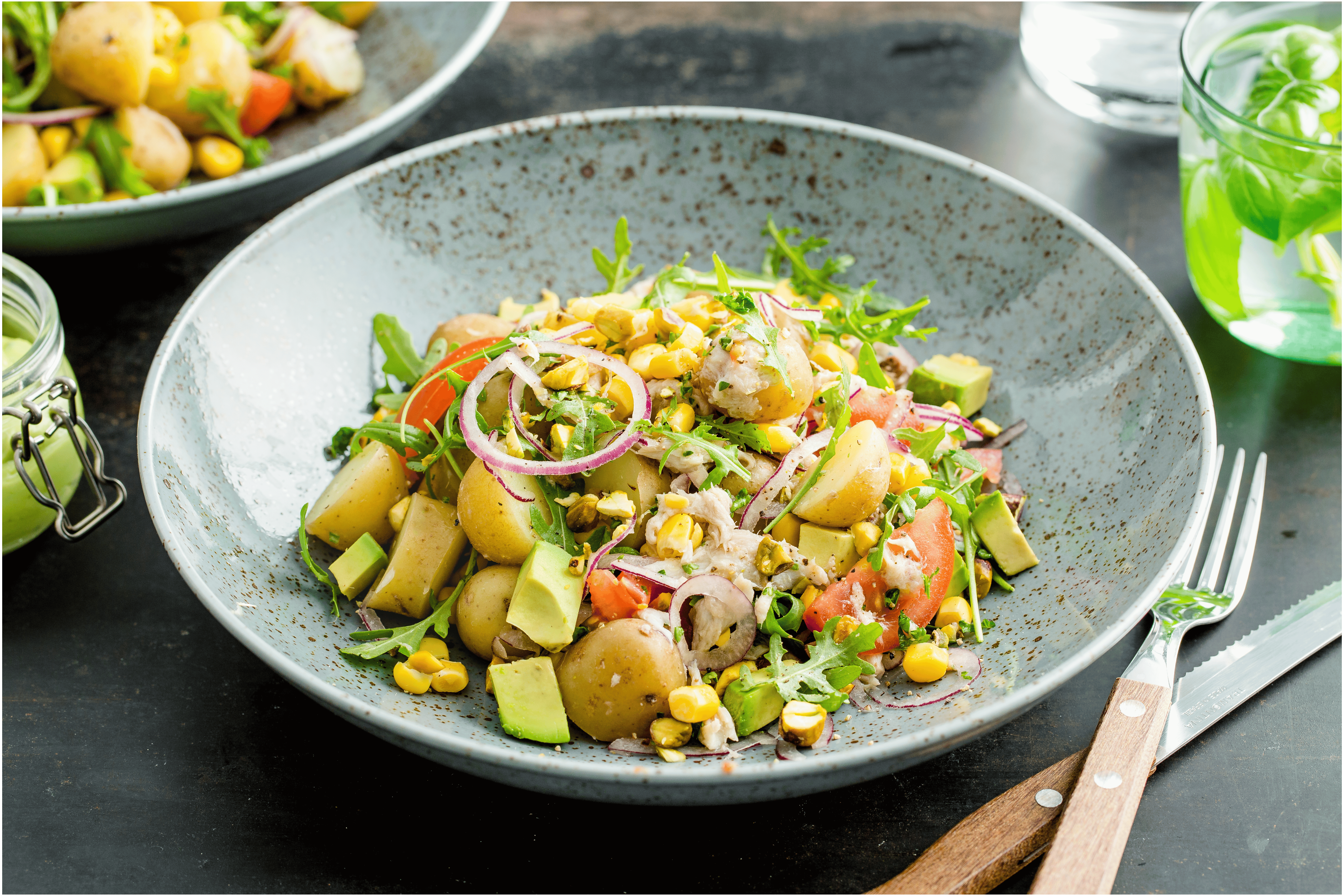 Aardappelsalade met makreel en avocado-dressing