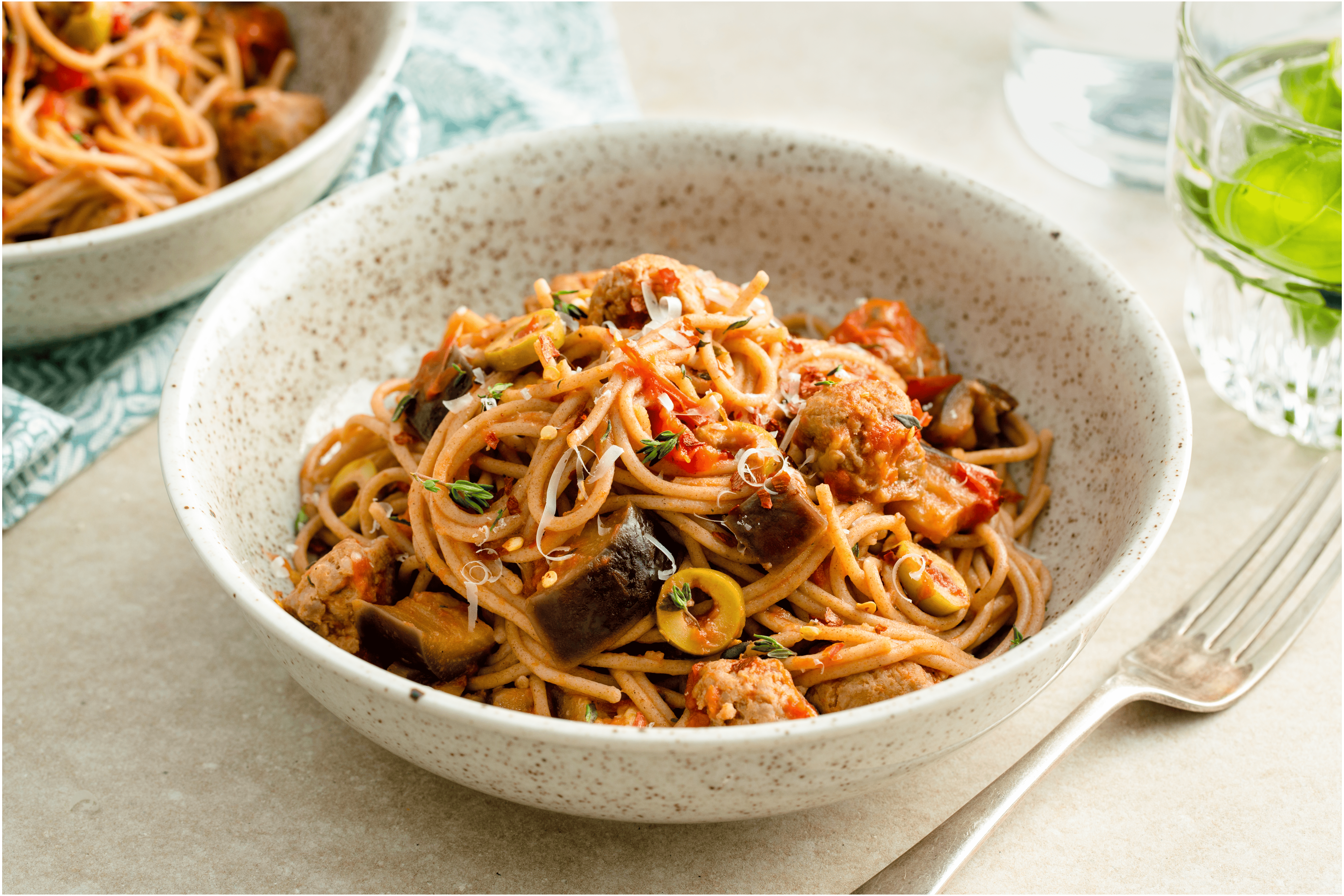 Spaghetti met worst en aubergine