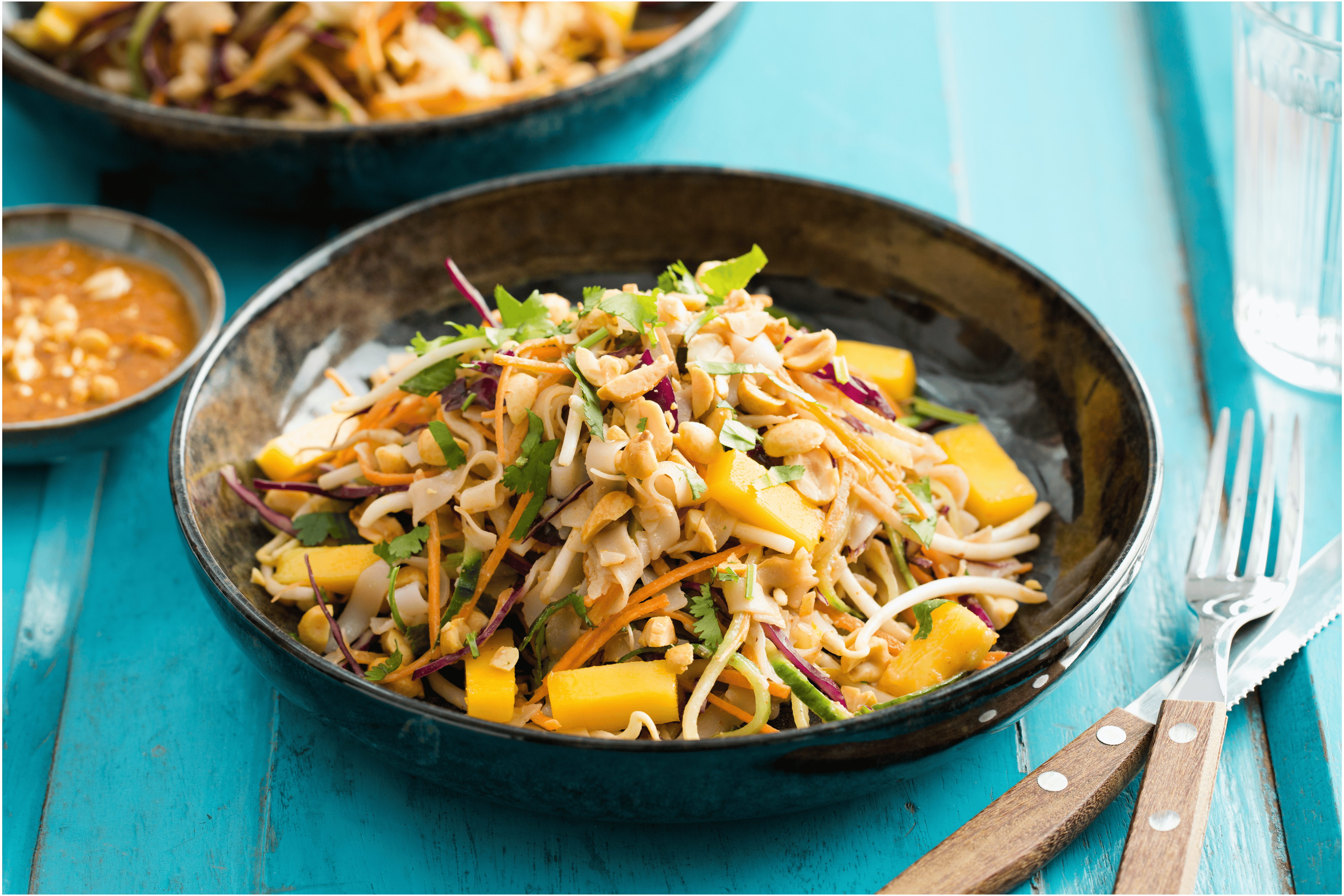 Frisse Thaise noedelsalade met pinda-dressing