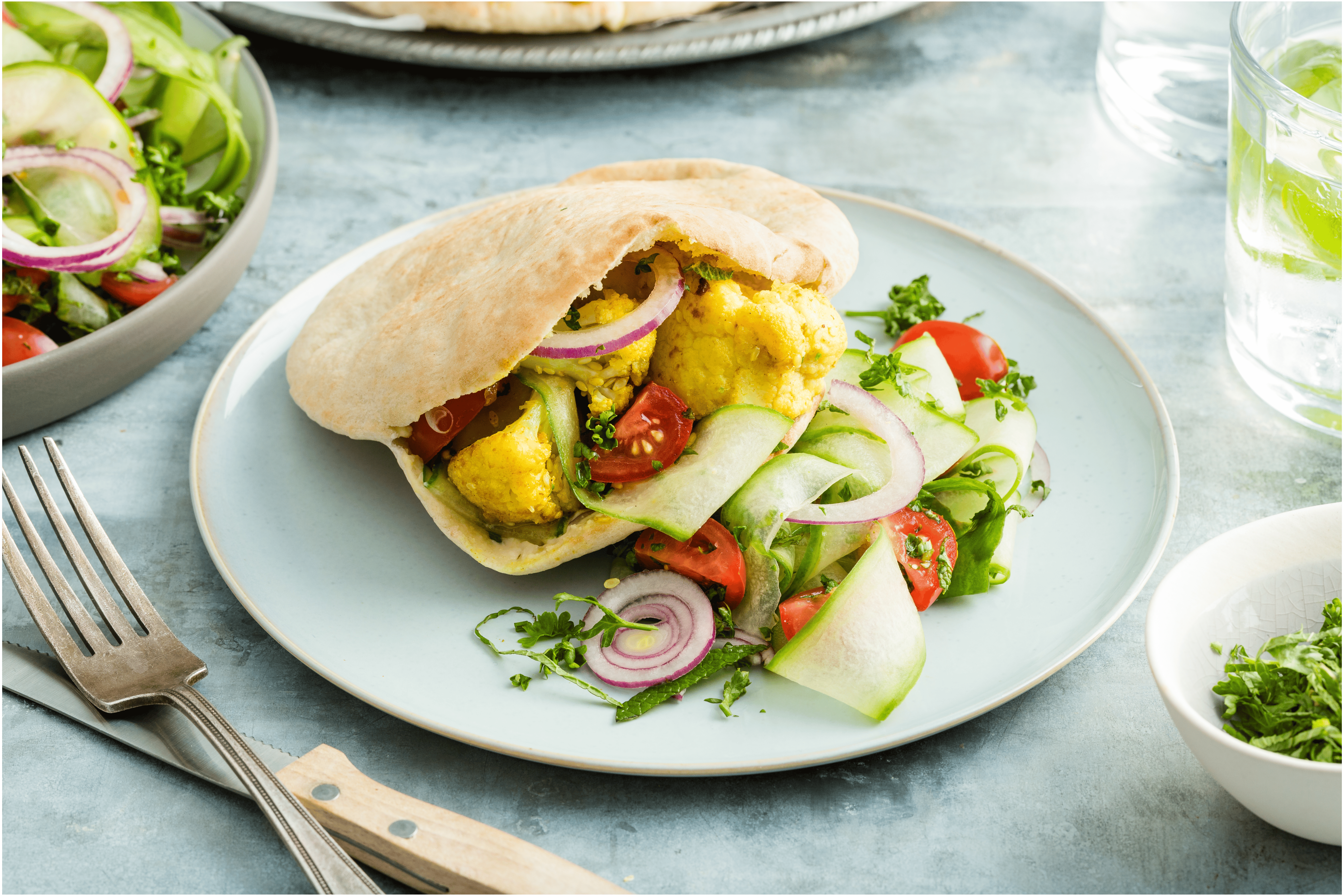 Pitabroodjes met kerrie-bloemkool en hummus