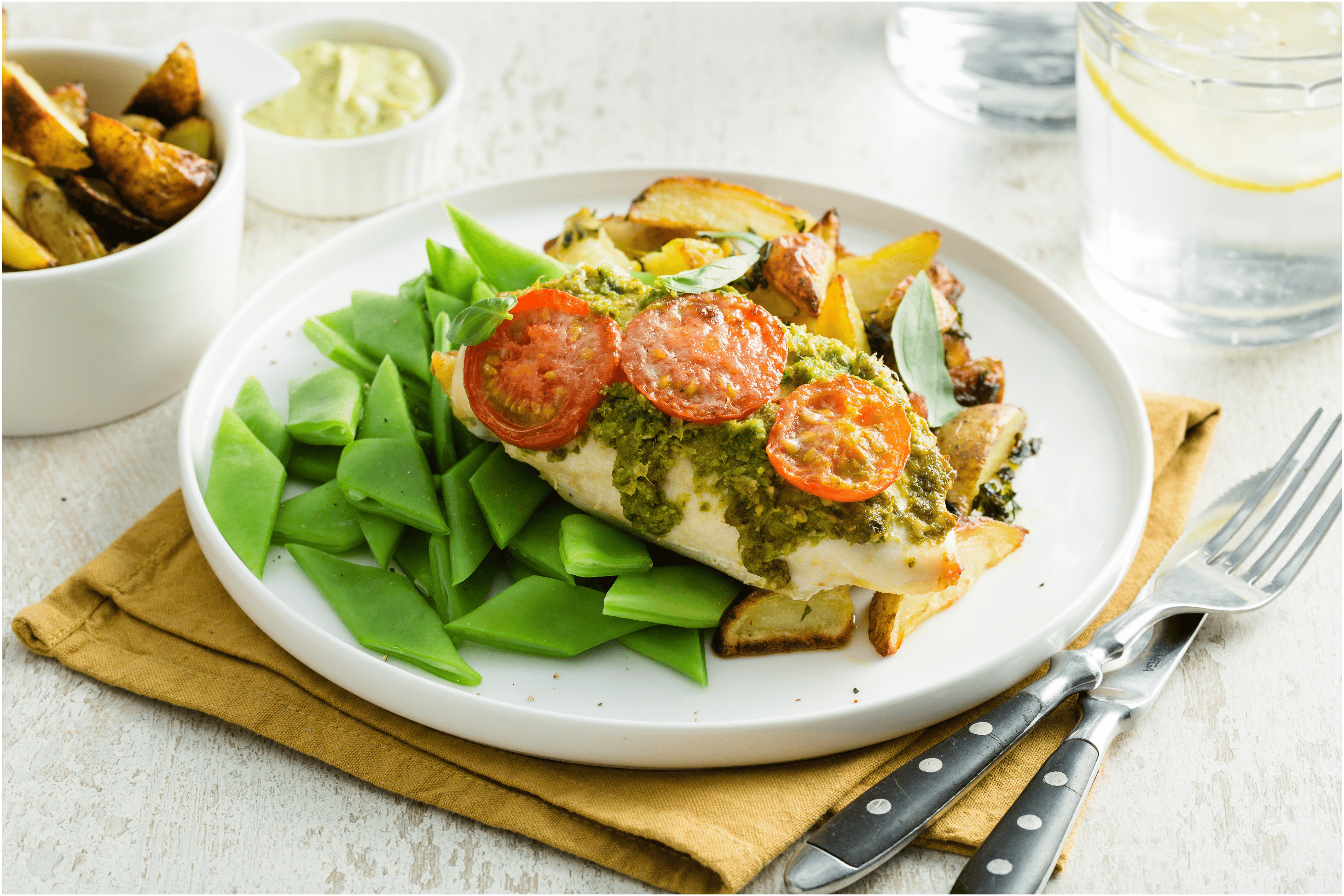 Kip pesto-parmezaan met kruidige aardappelpartjes