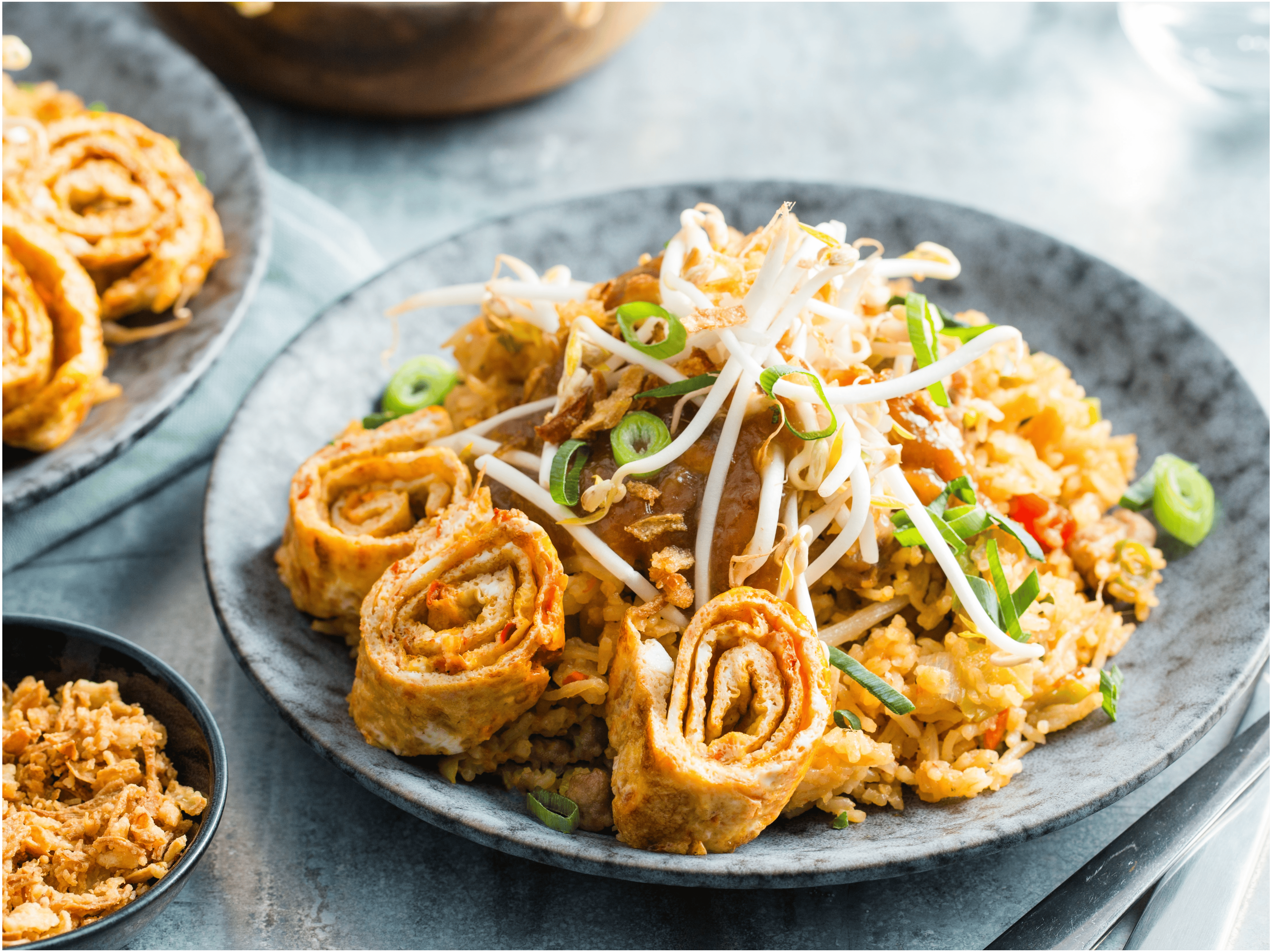 Nasi met pittige omeletreepjes en satésaus