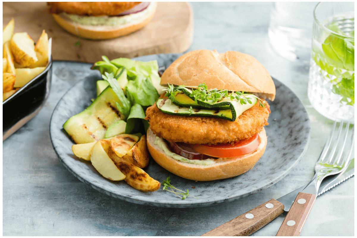 Kabeljauwburgers met gegrilde courgette salade