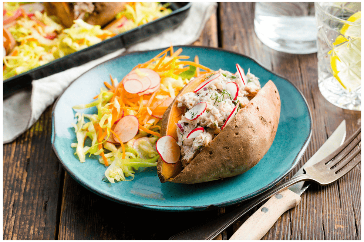 Gepofte zoete aardappel gevuld met gerookte makreelsalade