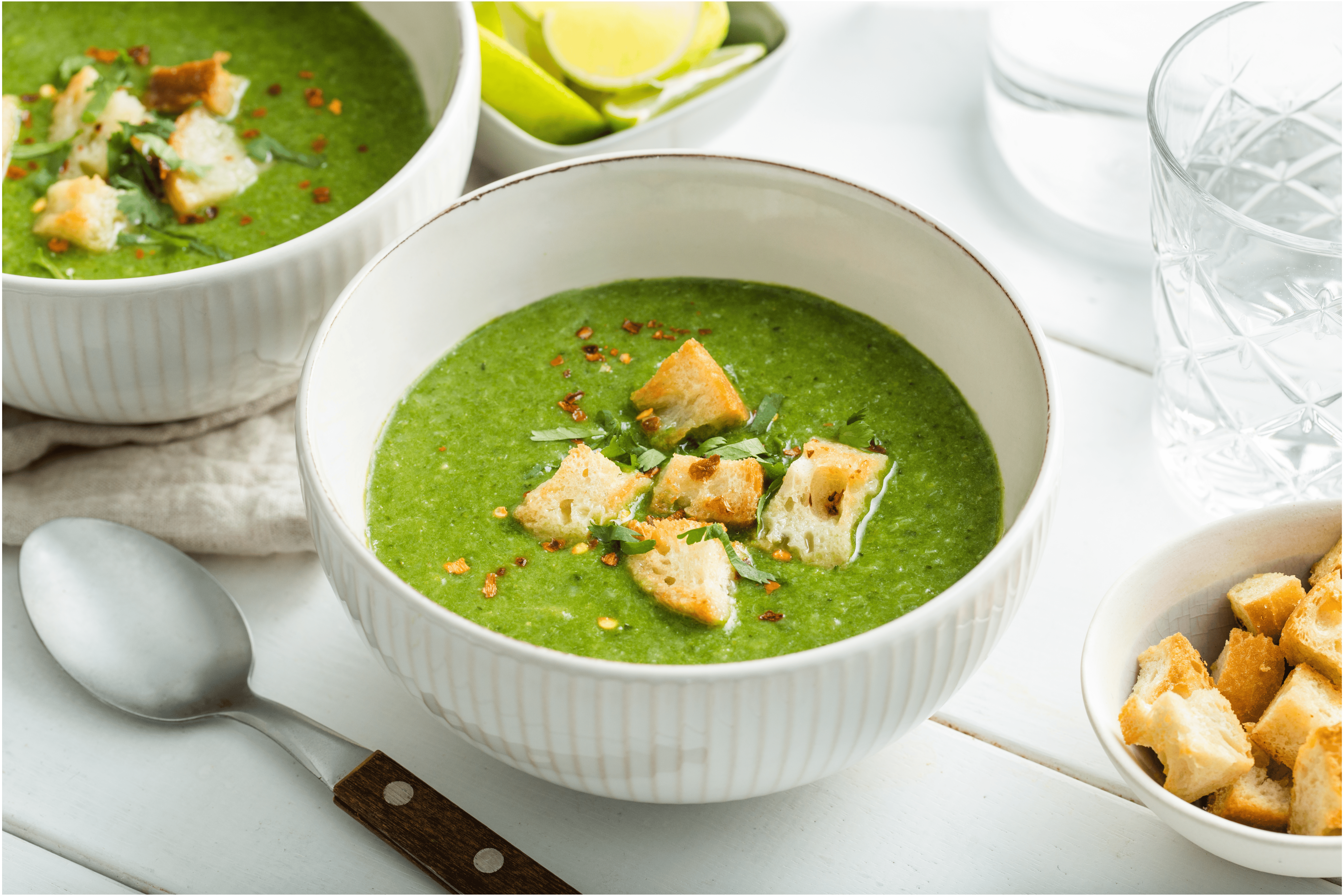 Spinazie-broccoli soep met romige kokosmelk en knoflook croutons
