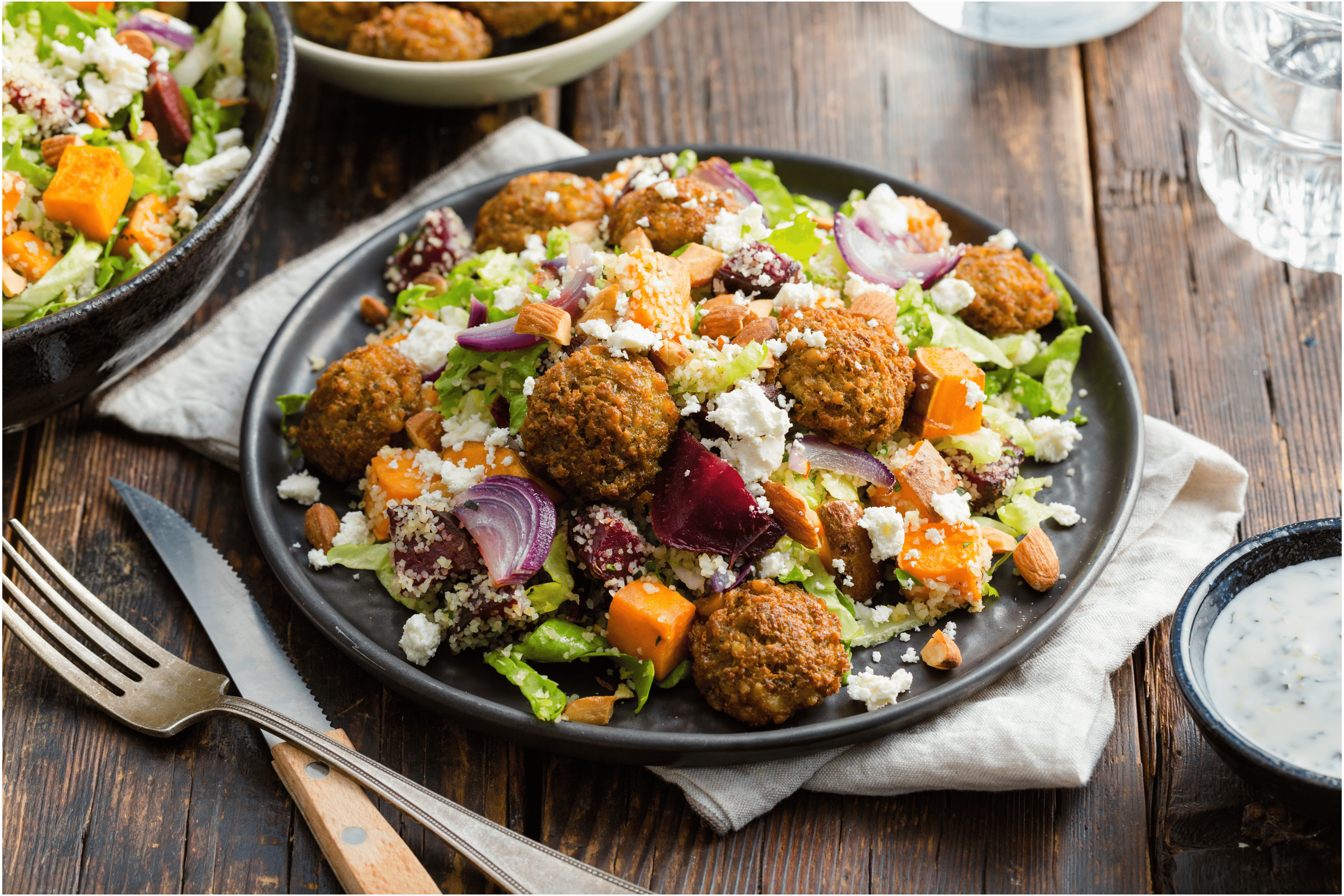 Couscous salade met geroosterde biet, zoete aardappel en falafel