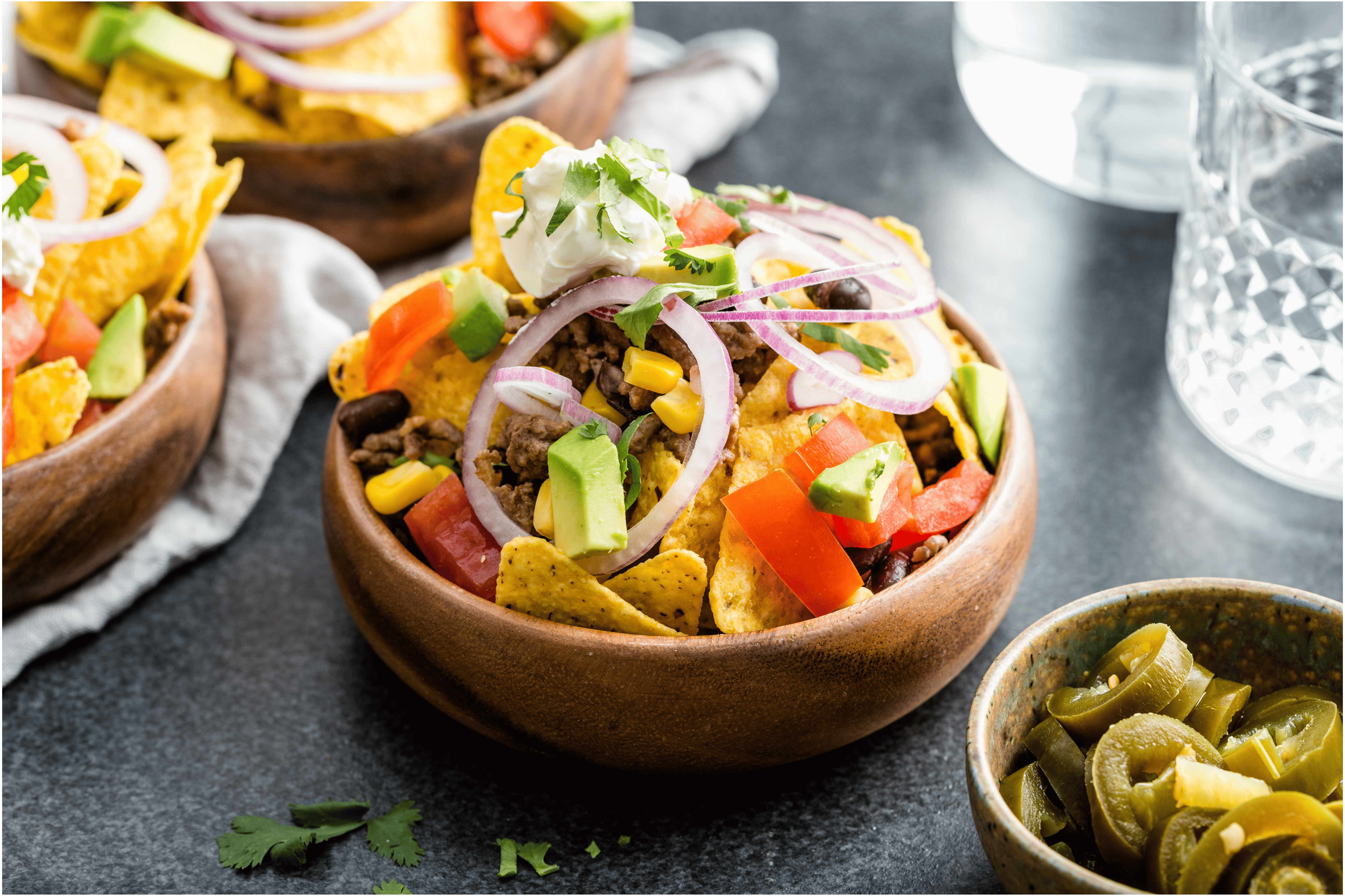 Nacho bowl met pittig gehakt en avocado