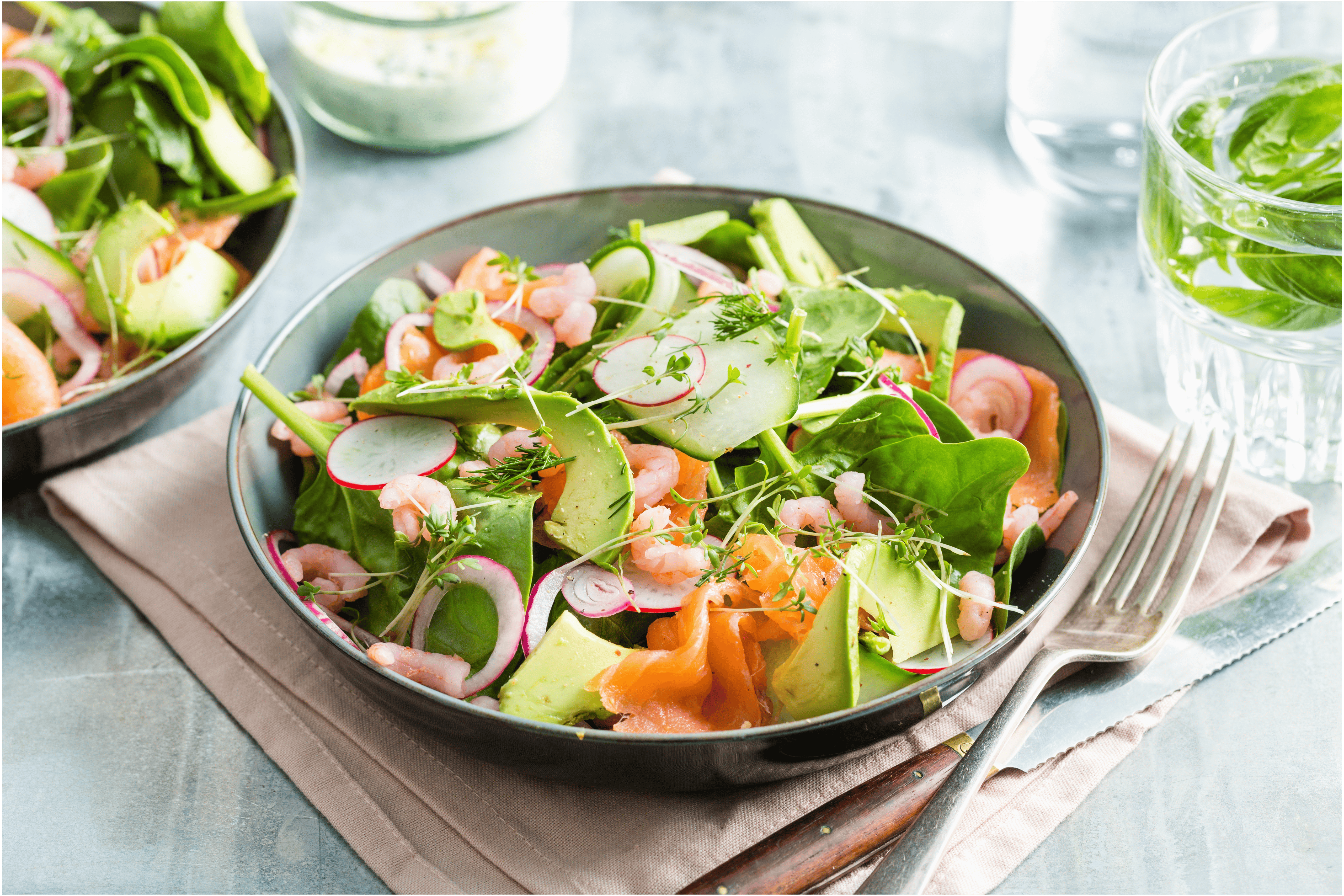 Gerookte zalm en garnalen salade met frisse dille-mayonaise