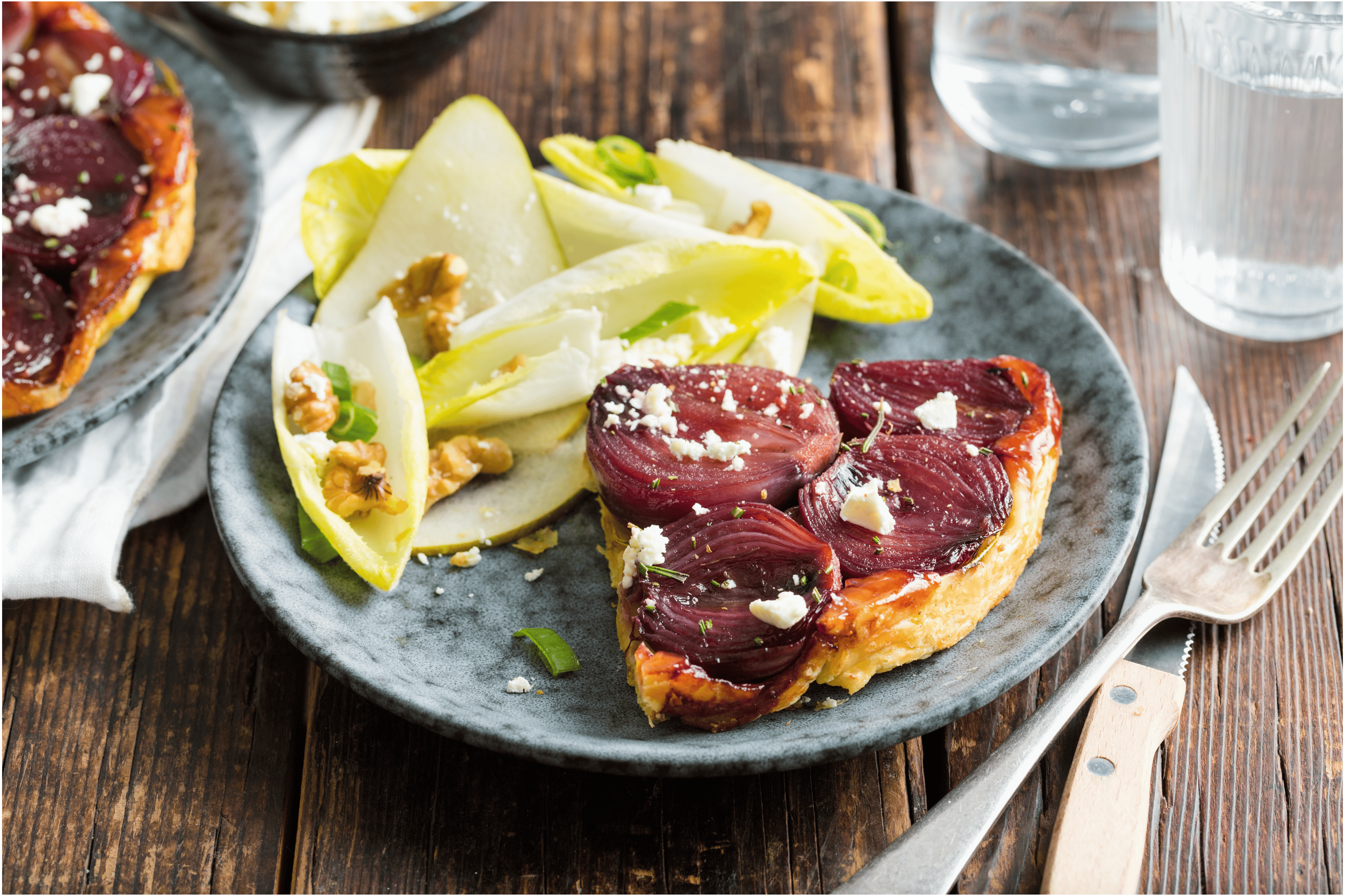 Rode uien tarte tatin met een frisse witlofsalade