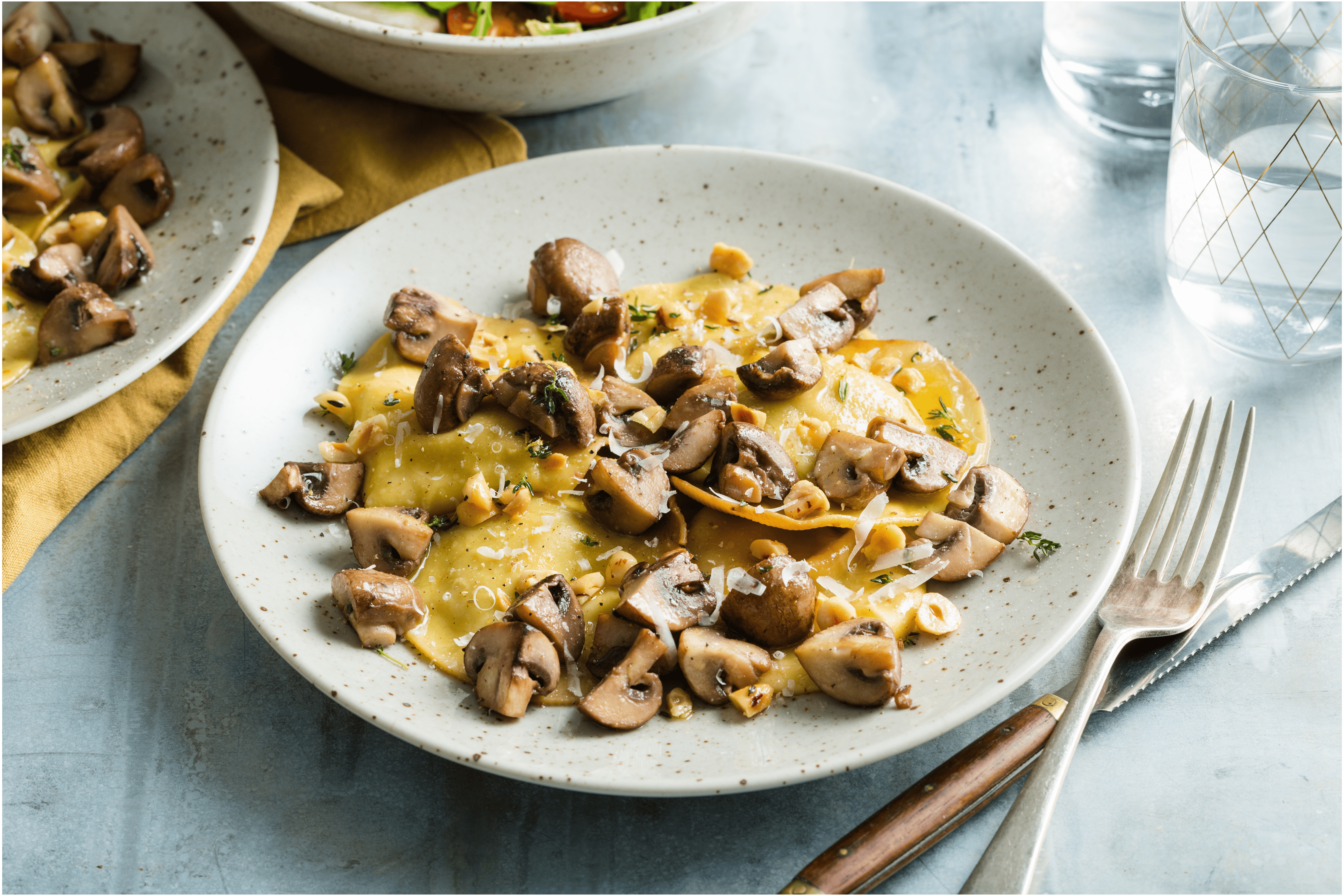 Gevulde pasta met cantharellen en een bruine boter-tijm saus