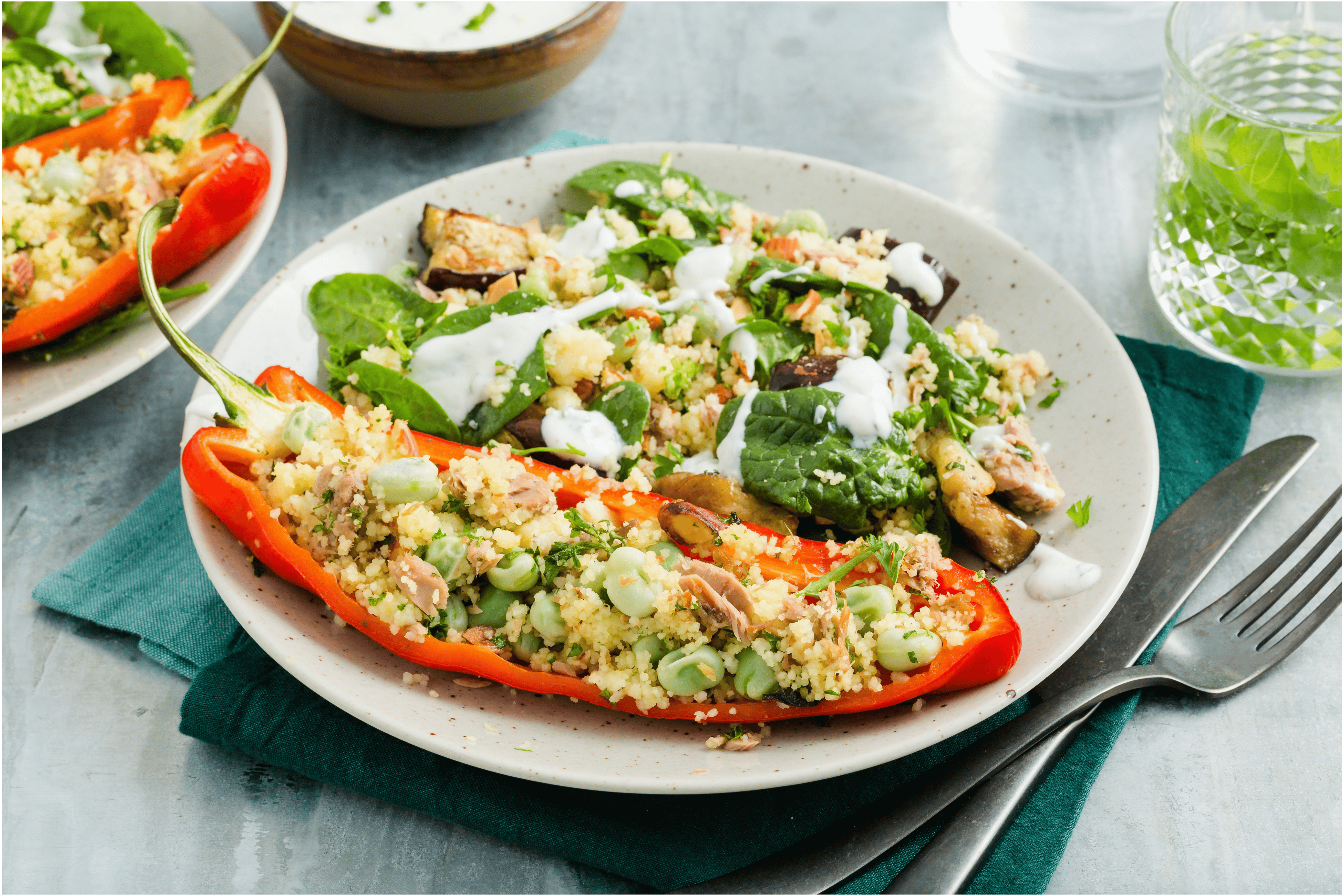 Gevulde puntpaprika met een frisse munt-knoflook dip