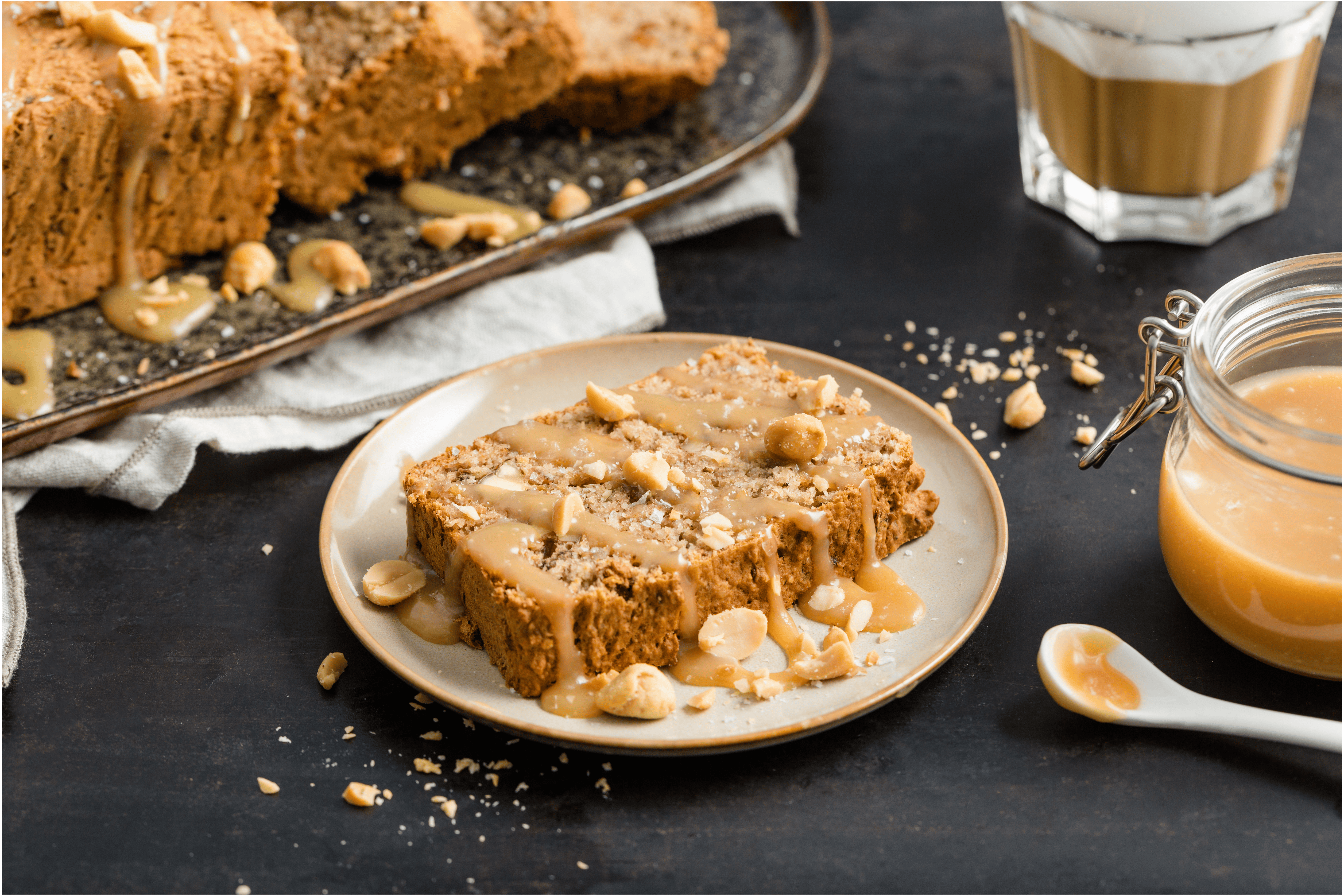 Bananenbrood met een vleugje pindakaas en karamelsaus