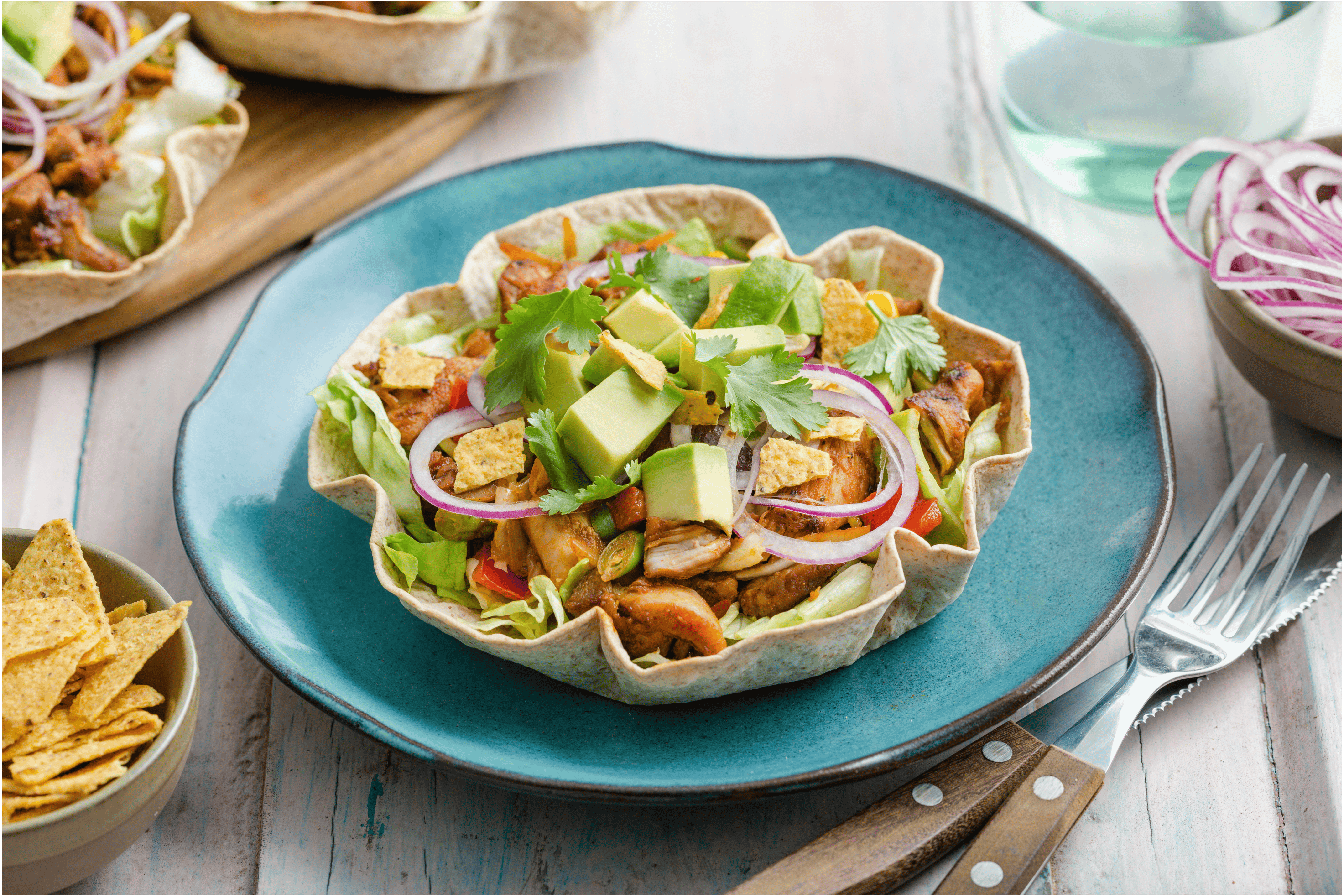 Burrito 2.0 met gekruide kip, avocado en tortilla chips kruimels