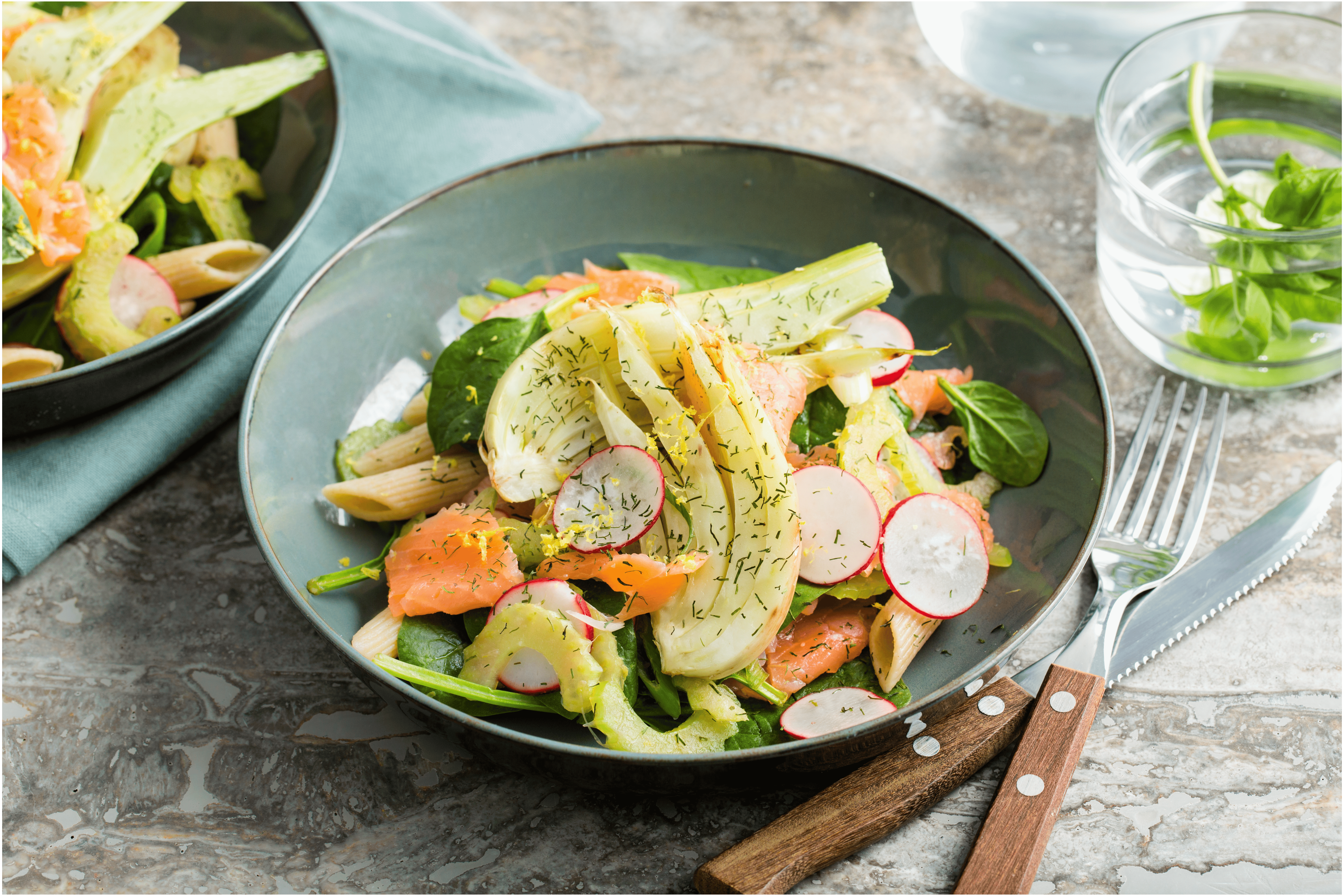 Frisse pasta-salade met gerookte zalm