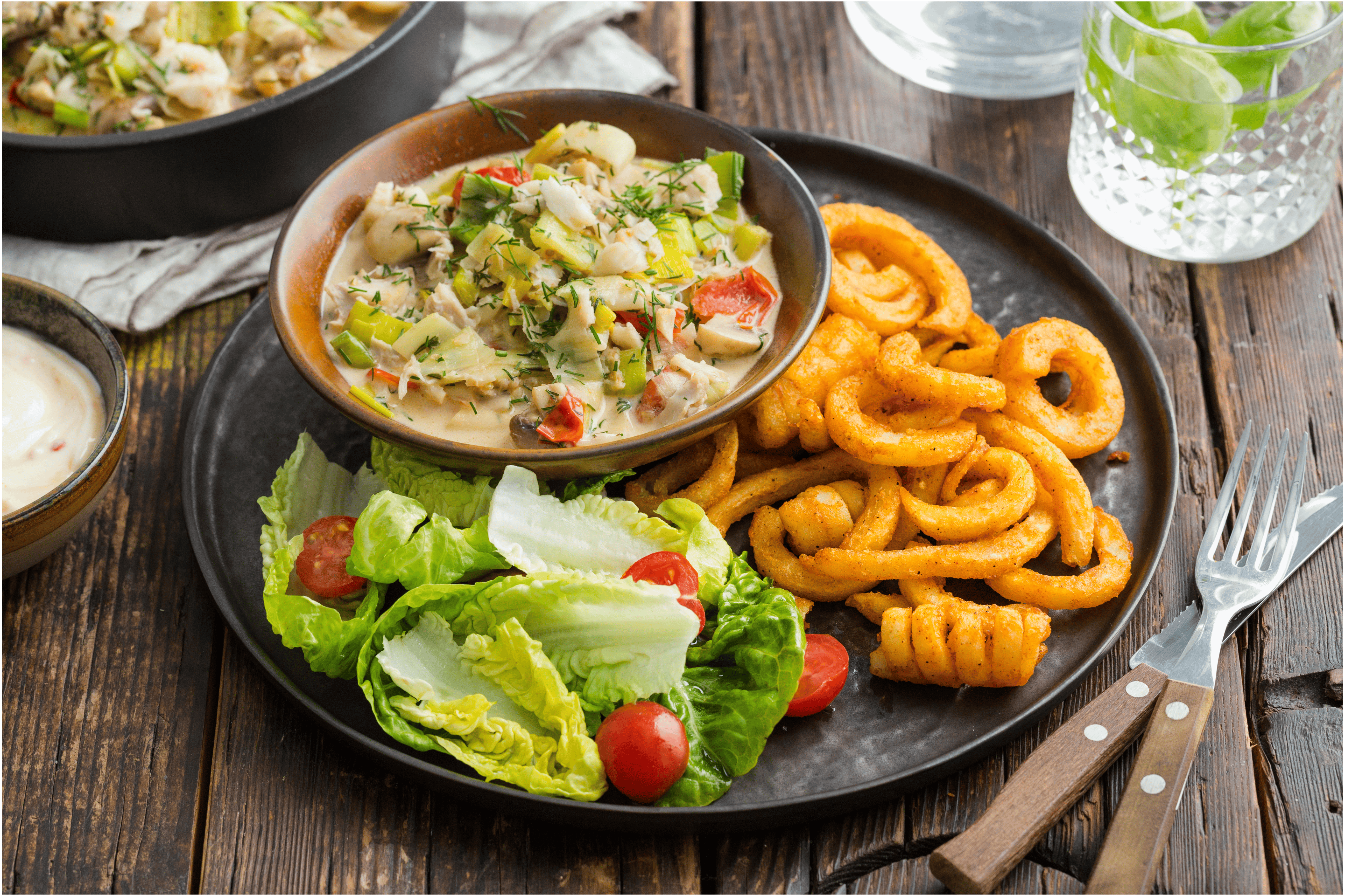 Romig vispotje met kabeljauw, frisse salade en twister frietjes