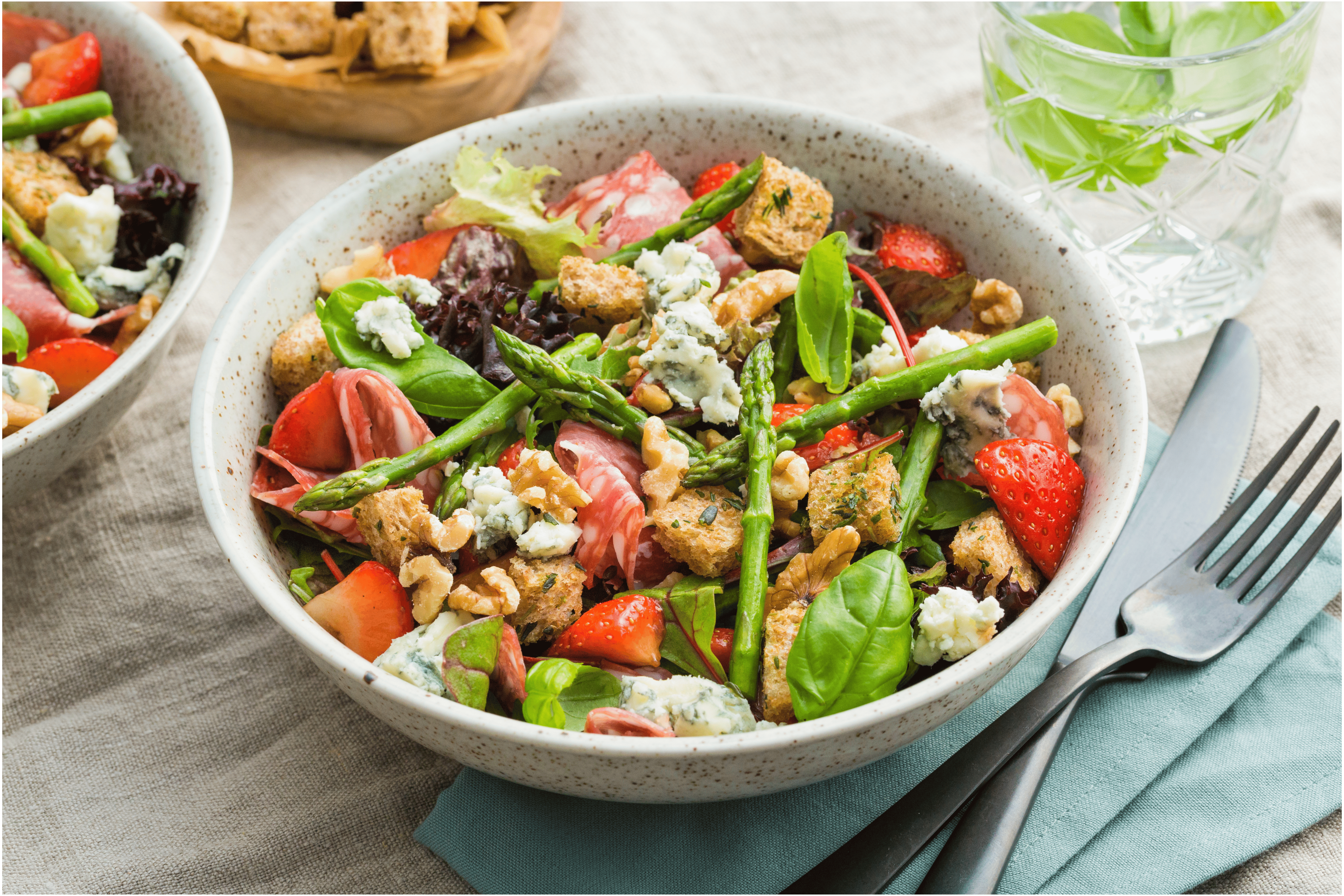 Salade met gorgonzola, ham, gemarineerde aardbeien en knoflook croutons