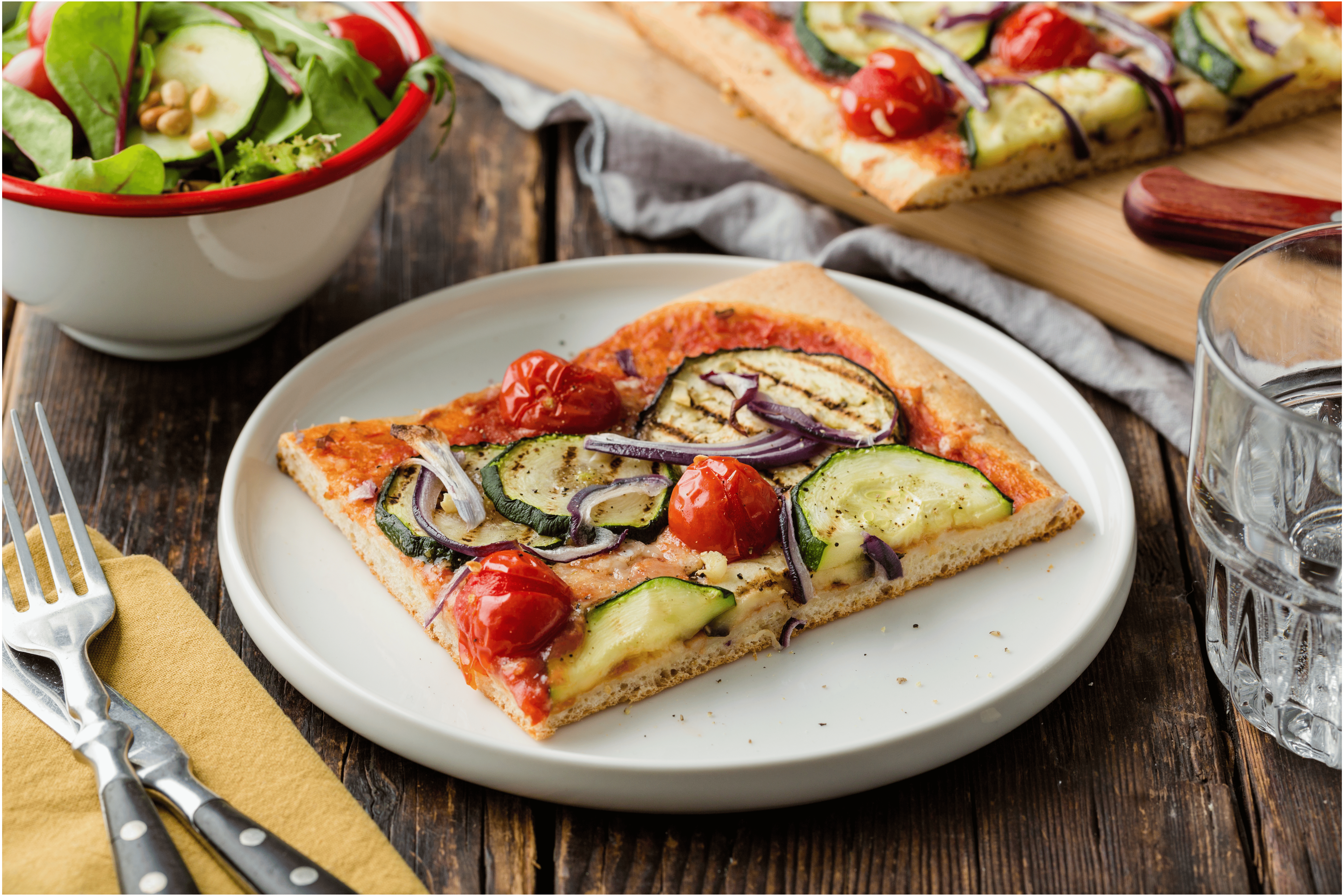 Plaatpizza met gegrilde groenten en een frisse salade