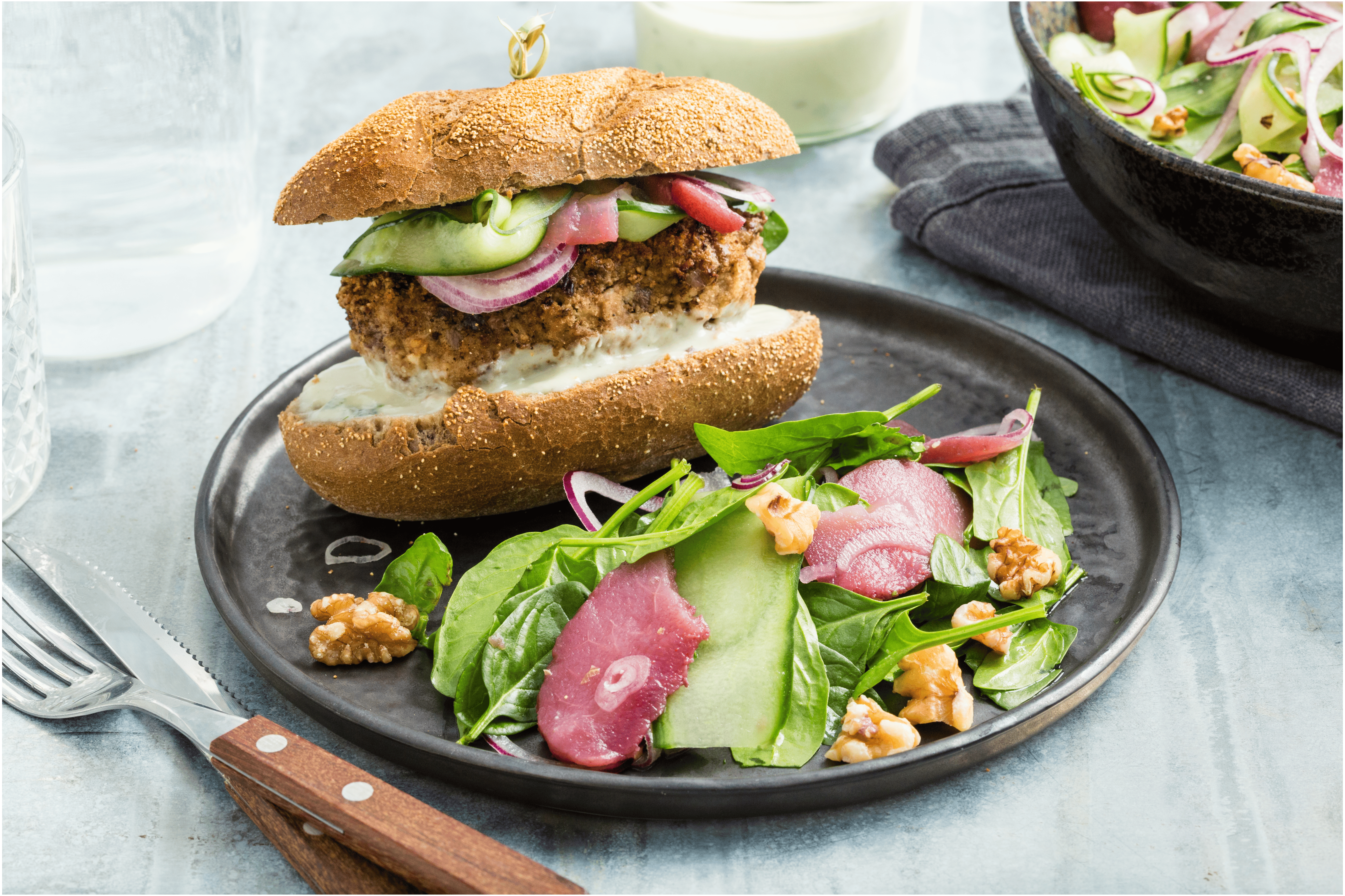 Blauwe kaasburger met stoofpeertjes en een frisse spinazie salade.