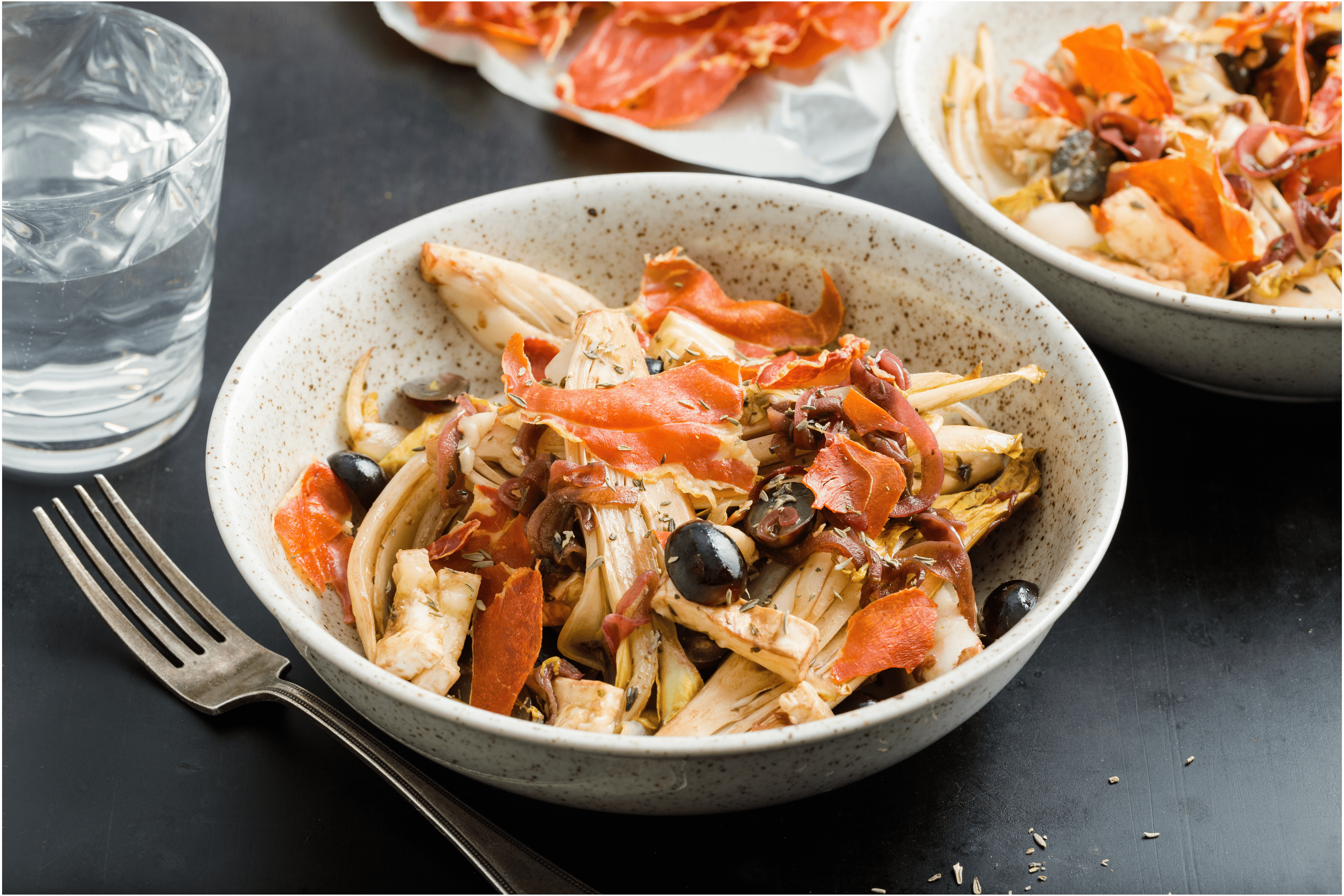 Lauwwarme witlofsalade met brie en krokante serranoham