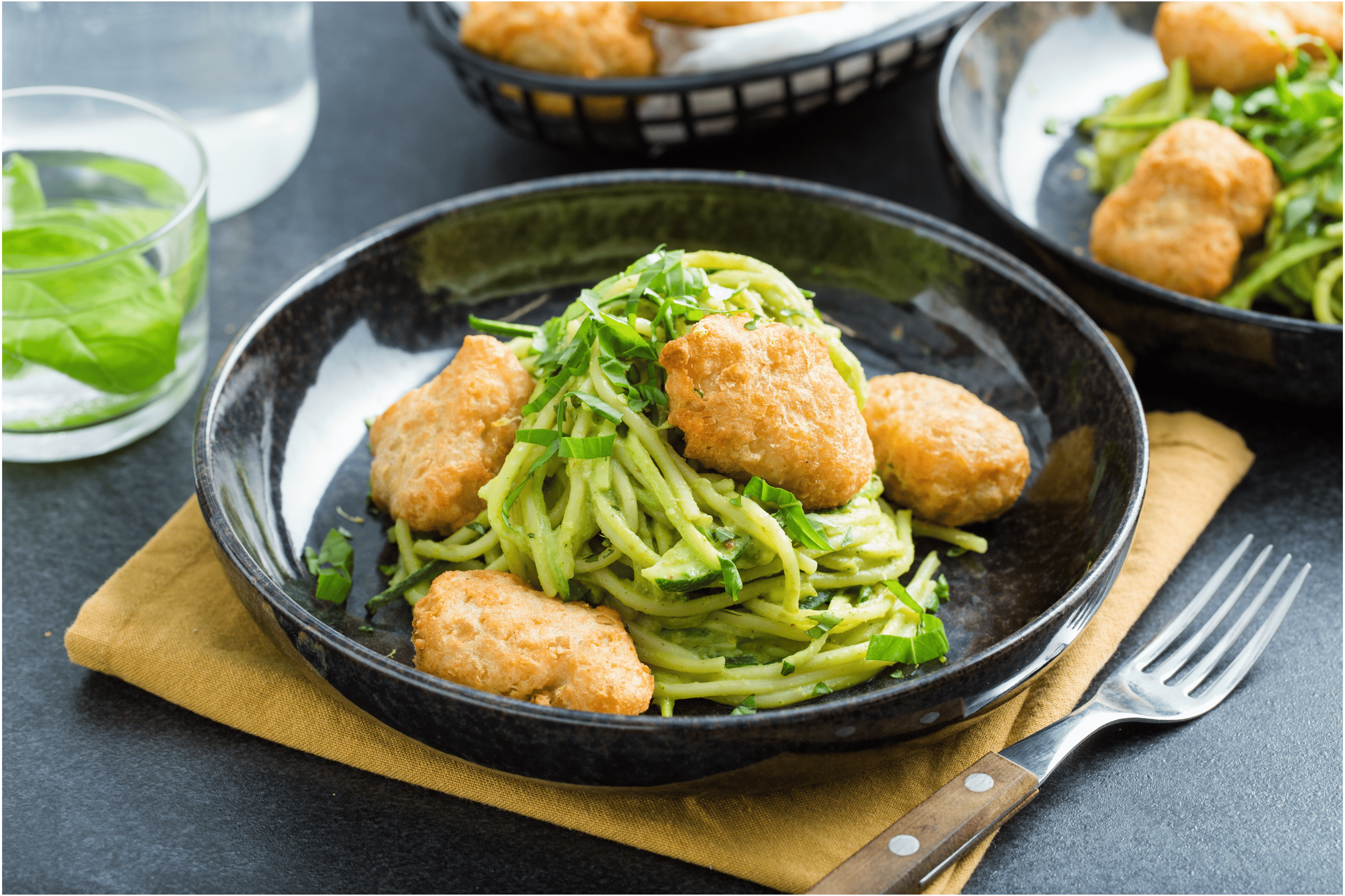 Romige courgette-citroenpasta met knapperige kibbeling