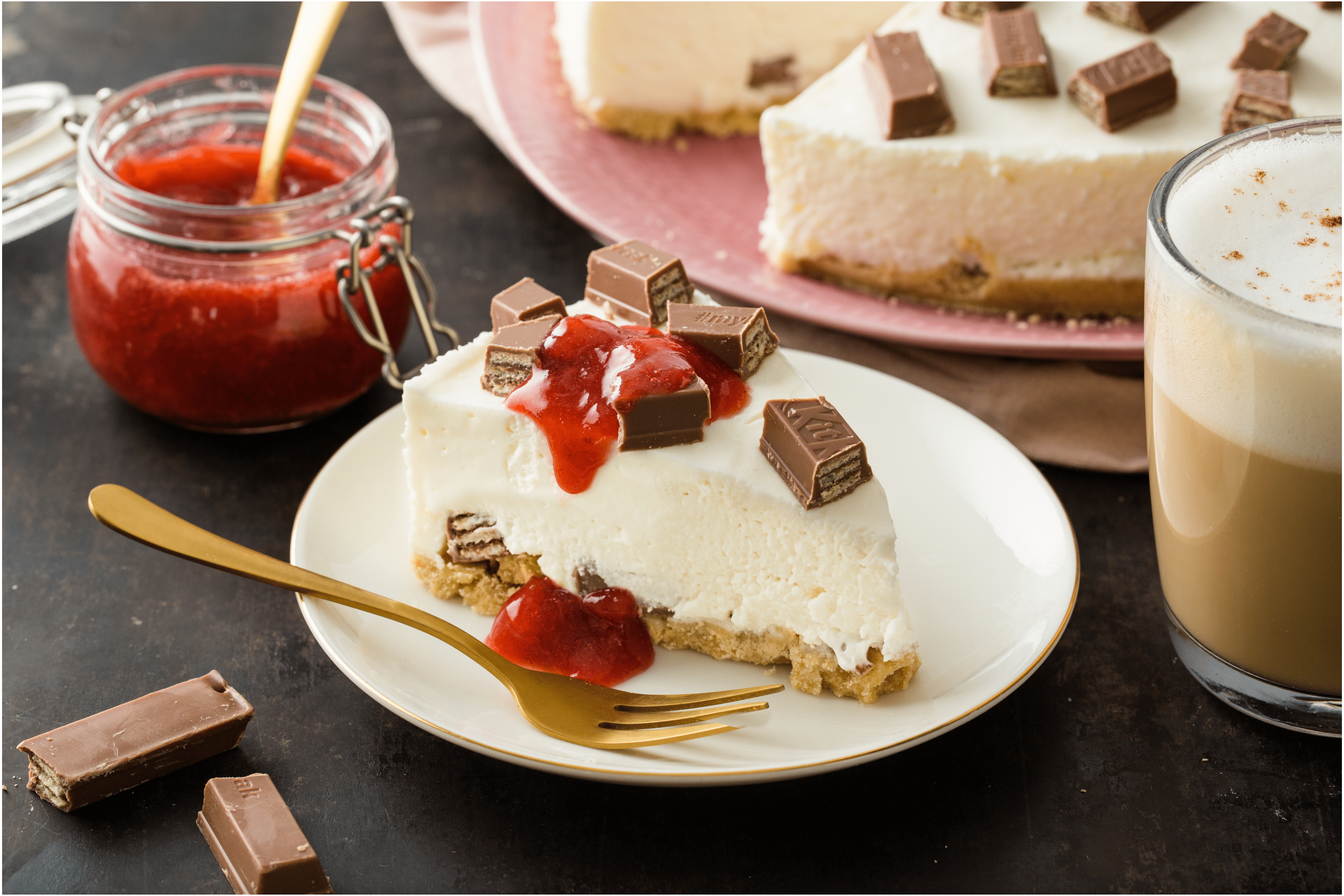 KitKat-kwarktaart met huisgemaakte aardbeiensaus