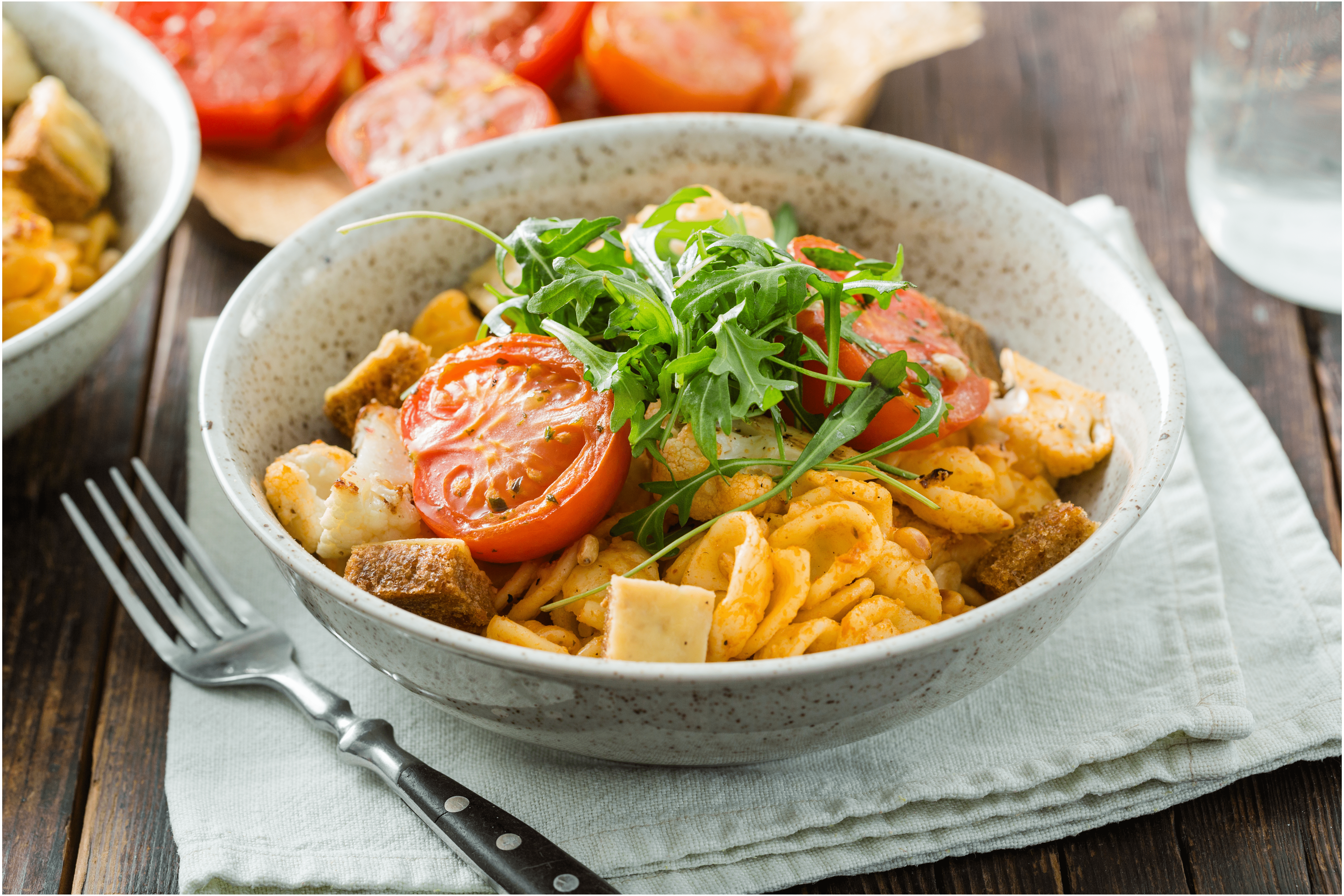 Orecchiette met rode pesto, geroosterde bloemkool en kaas croutons