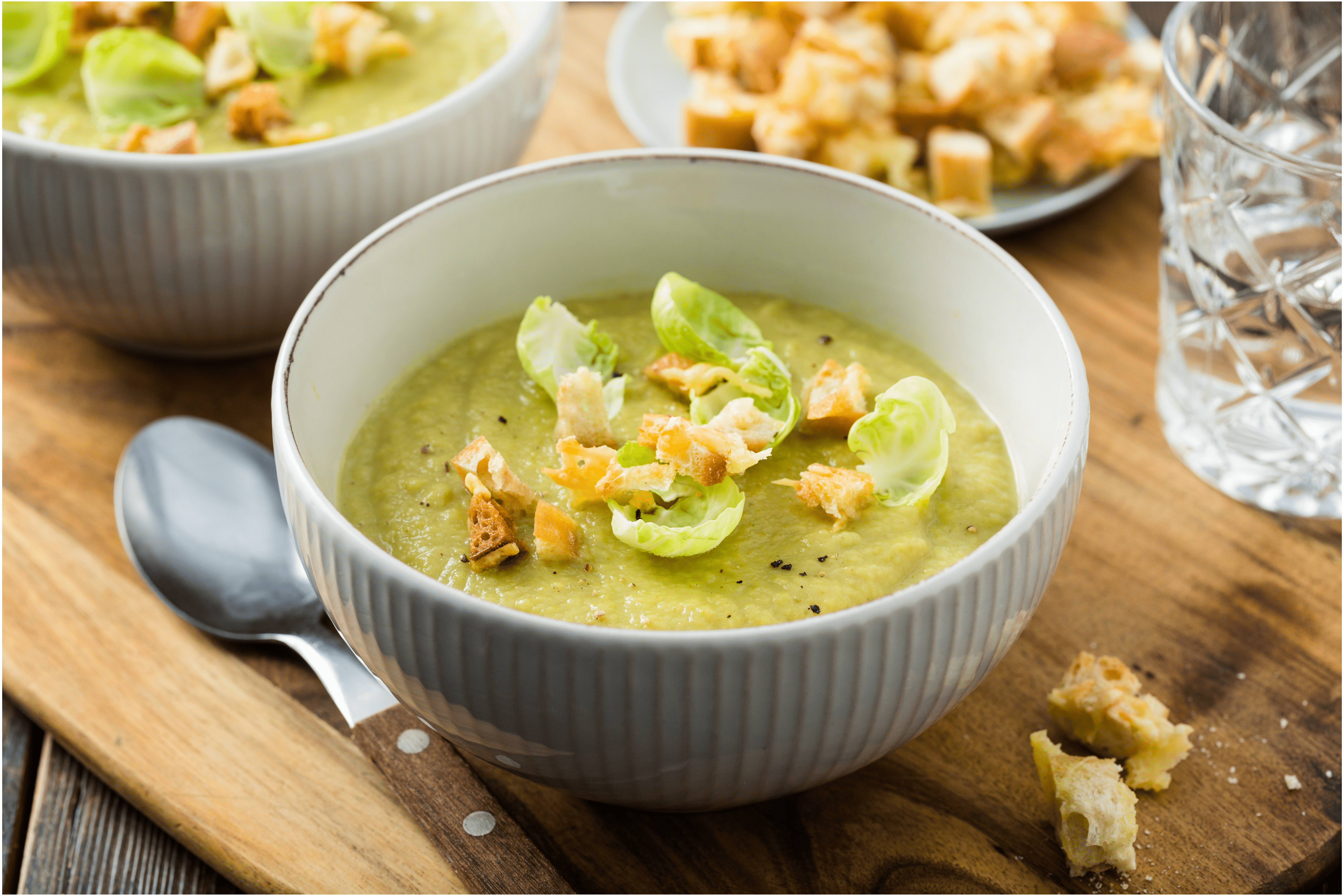 Romige spruitjessoep met knapperige kaas croutons