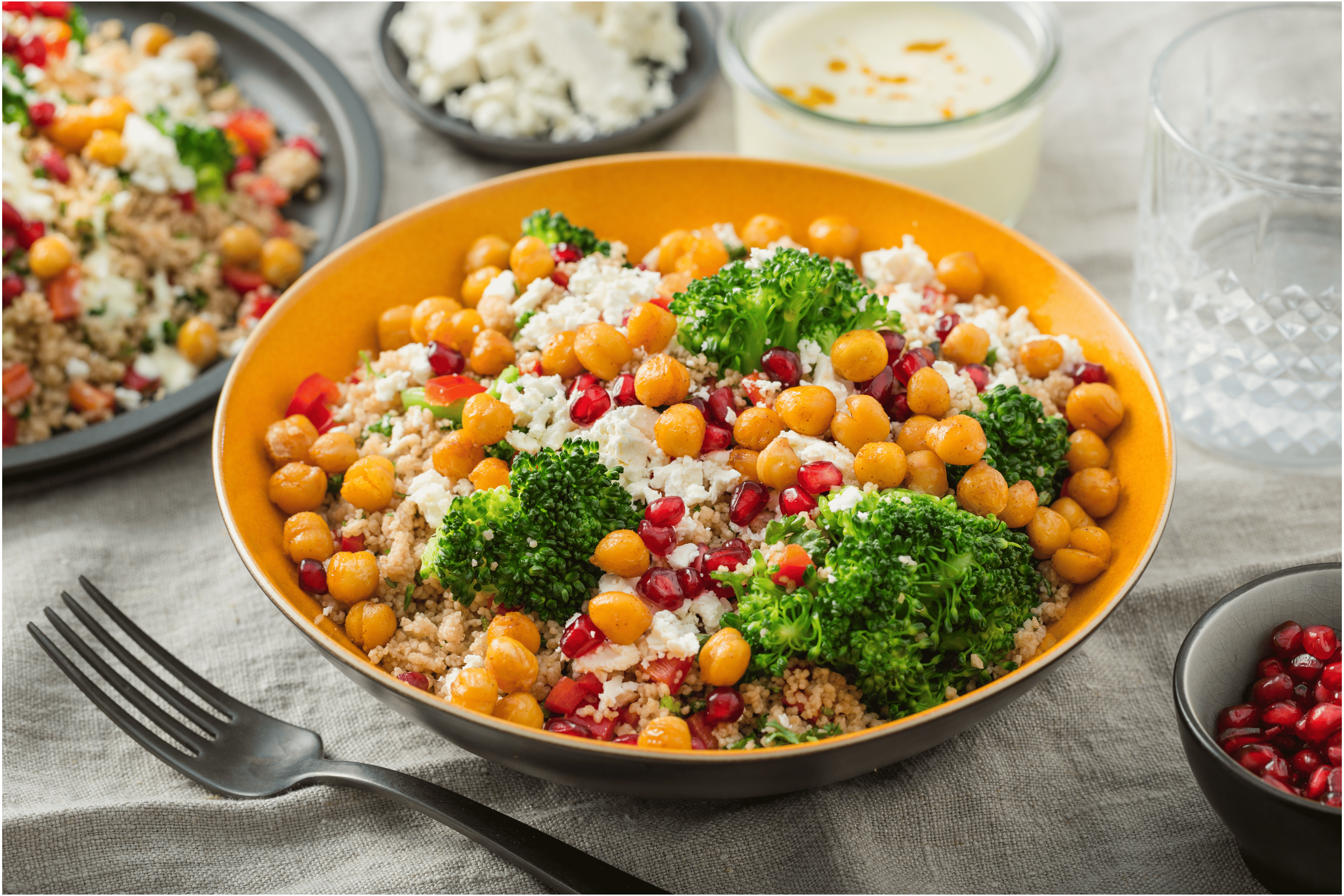 Broccoli salade met kikkererwten en kruidige couscous