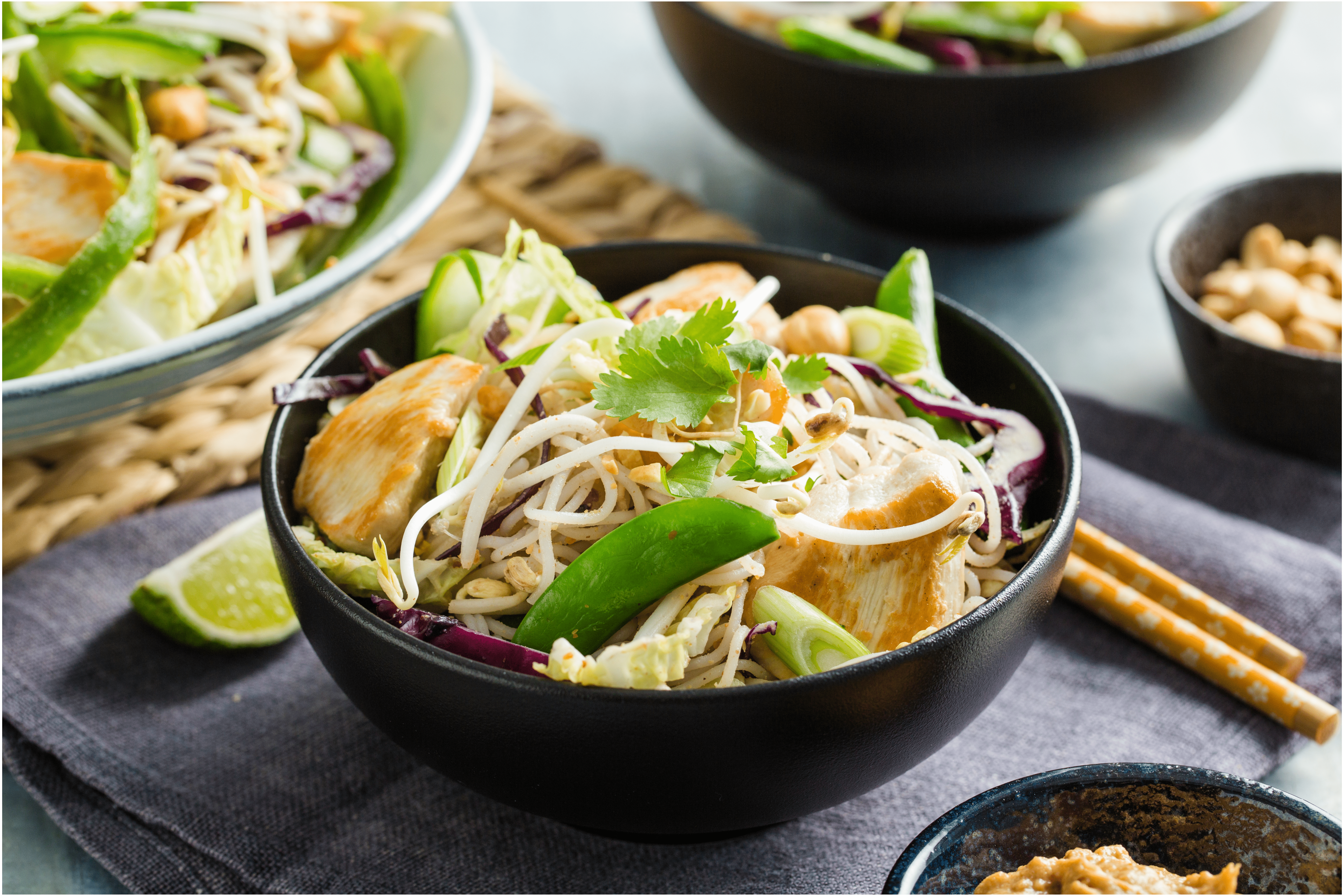 Groene Thaise noedelsalade met kip en pindasaus