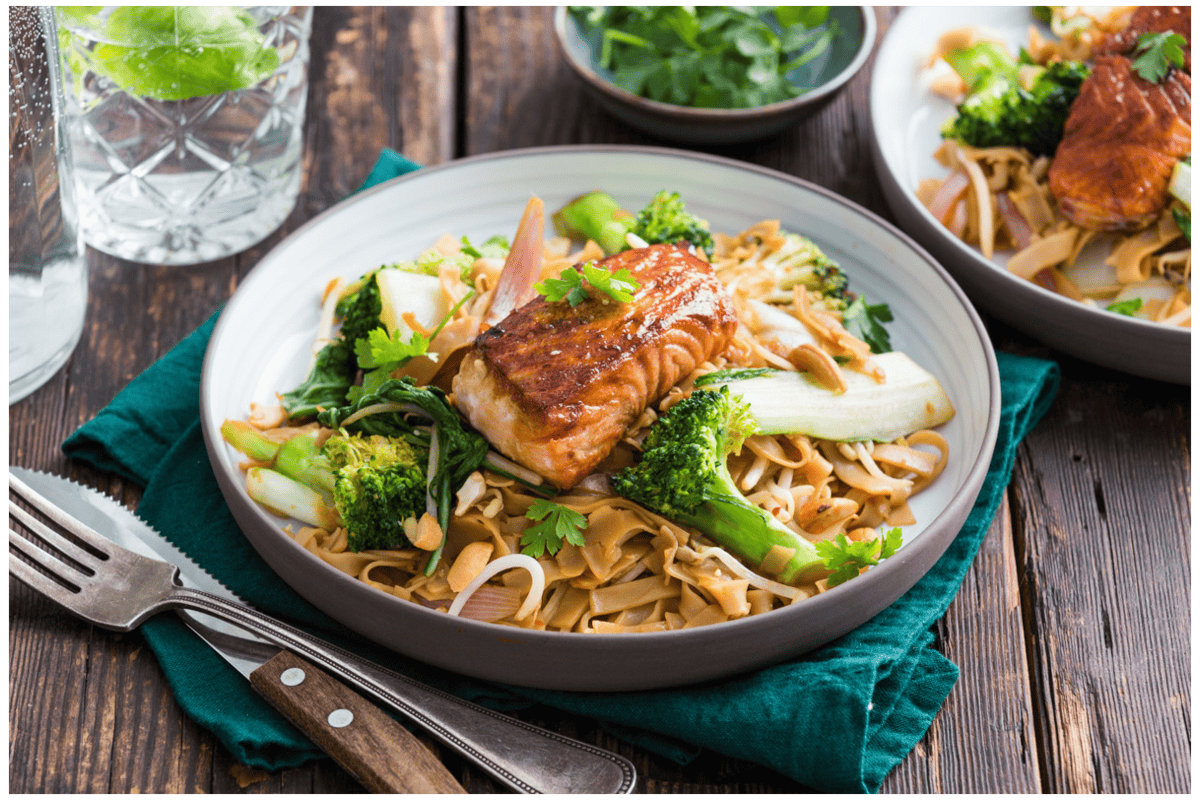 Woknoedels met paksoi, broccoli en zalm uit de oven