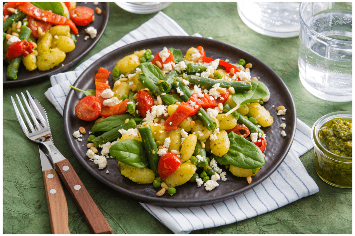 Gnocchi met groene pesto en geroosterde paprika