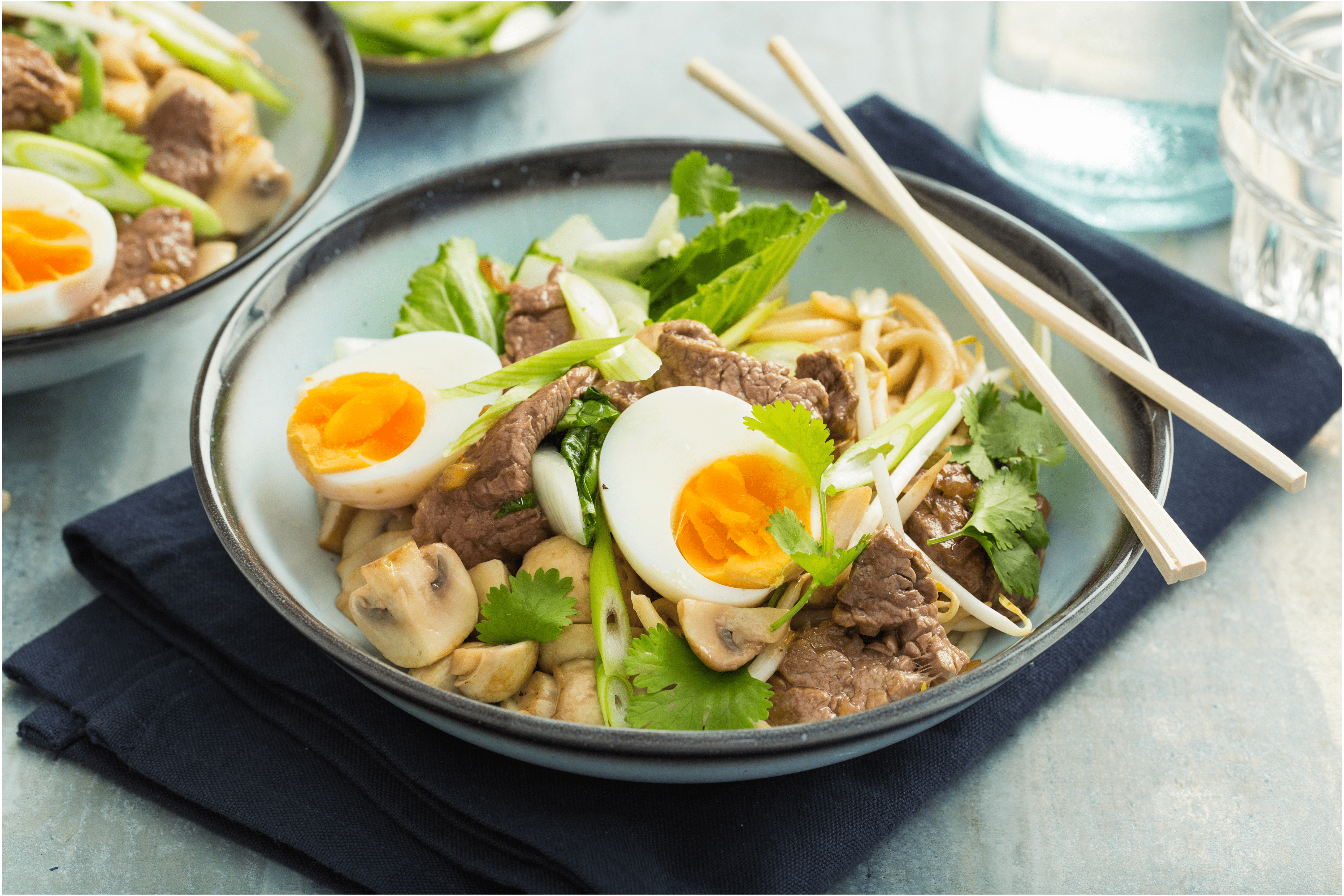 Beef teriyaki noedel bowl met paksoi en champignons