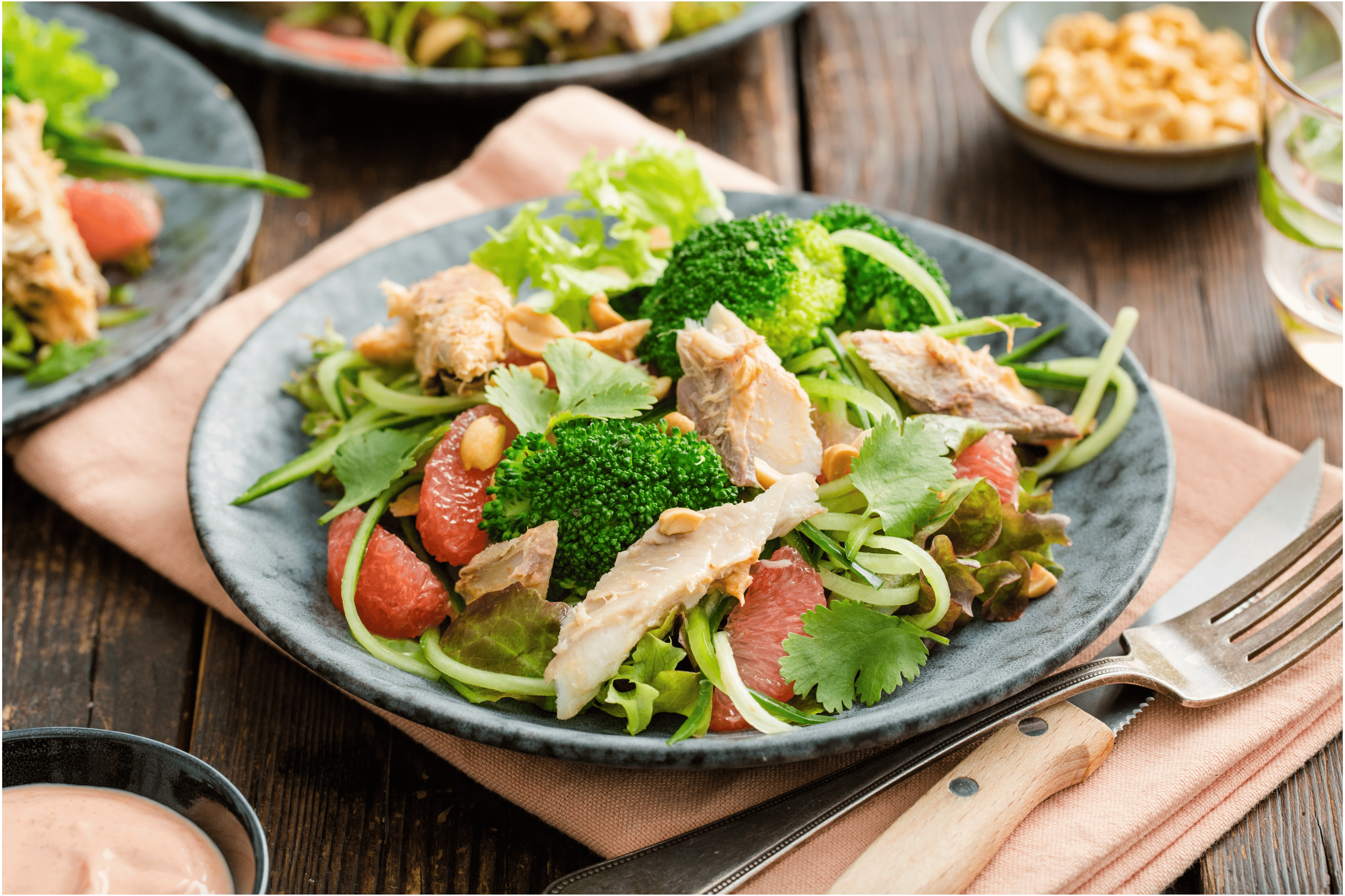 Aziatische pomelo-salade met pittige gerookte makreel