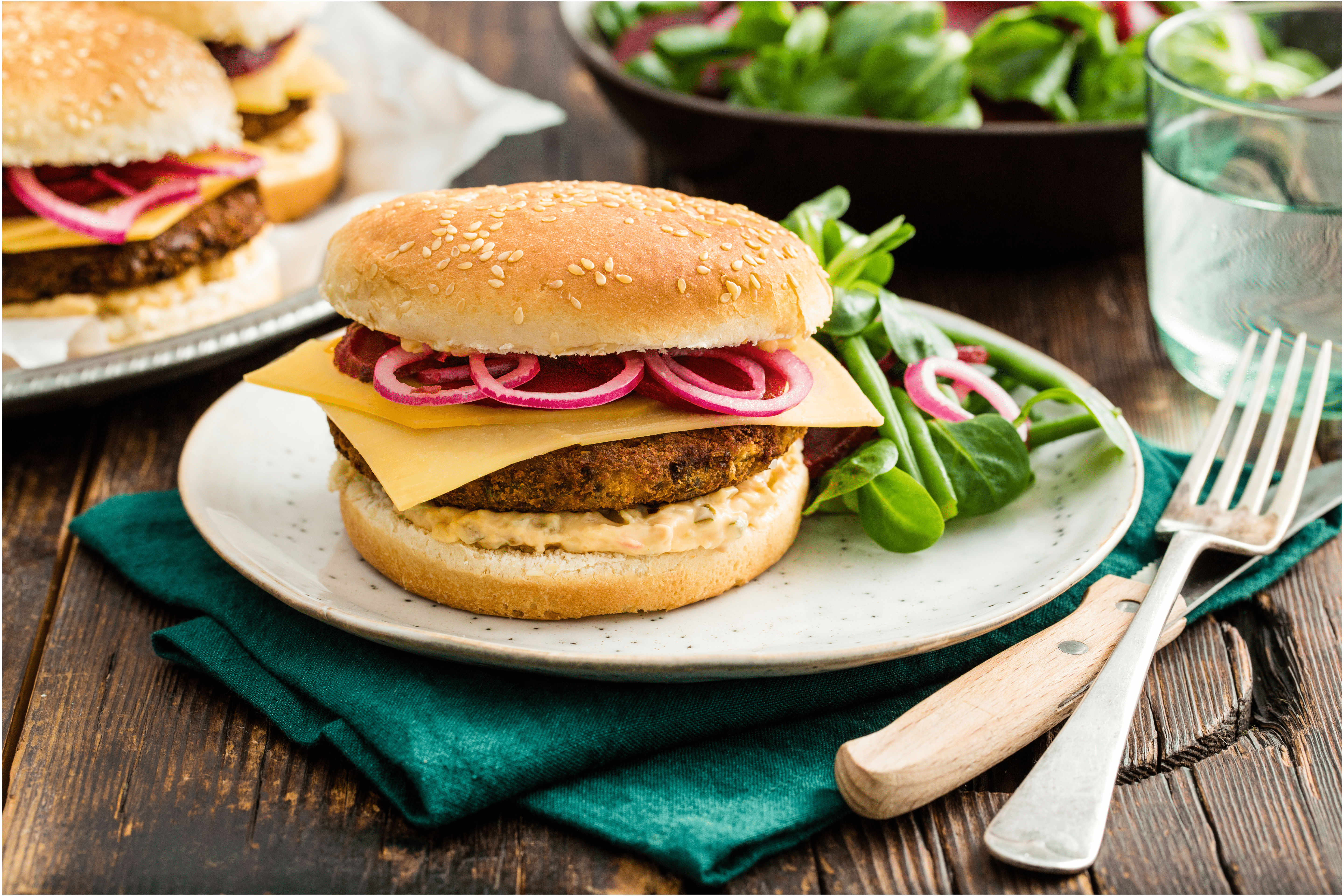 Linzenburger met een frisse bonen-bietensalade