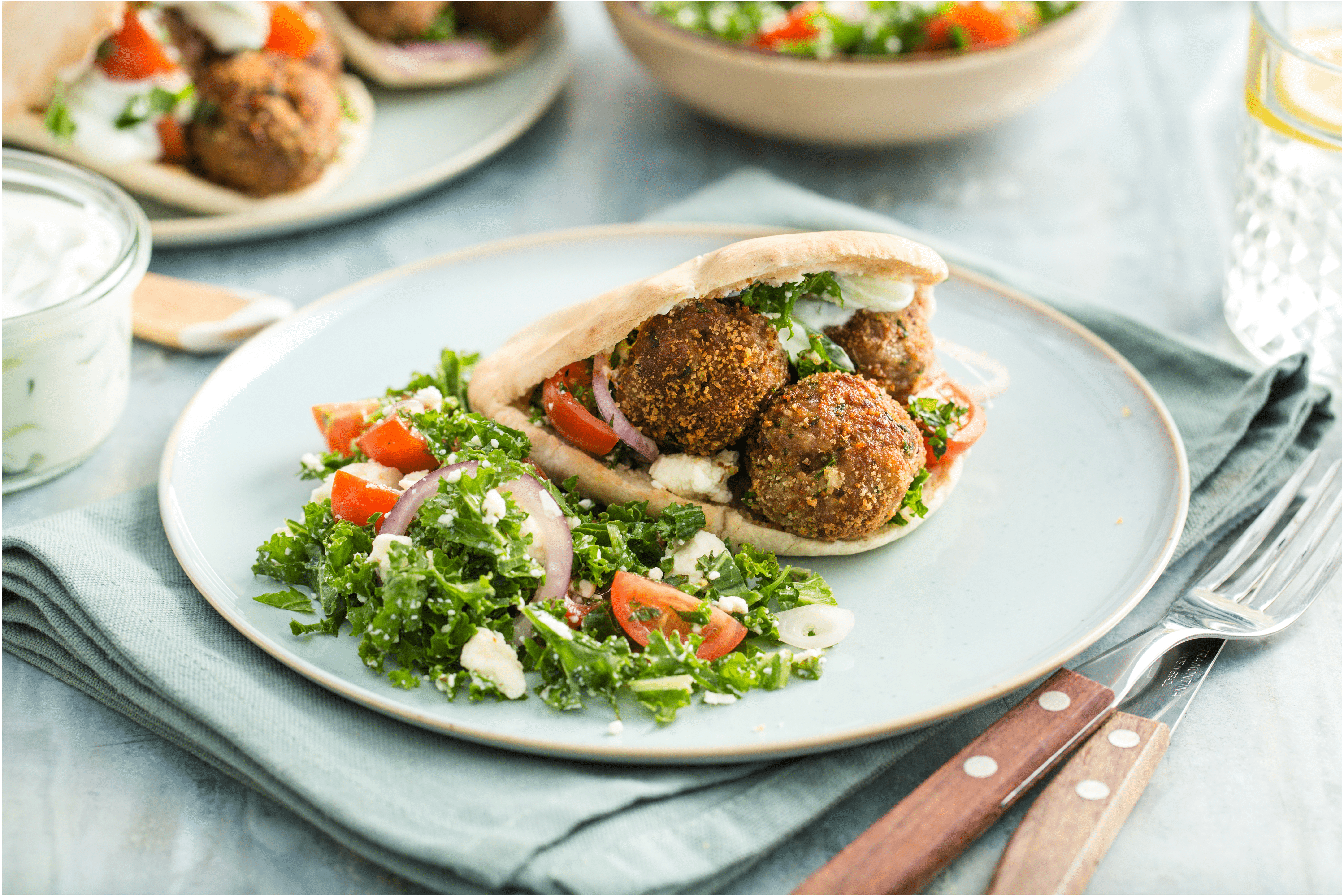 Griekse gehaktballetjes met tzatziki en een boerenkoolsalade