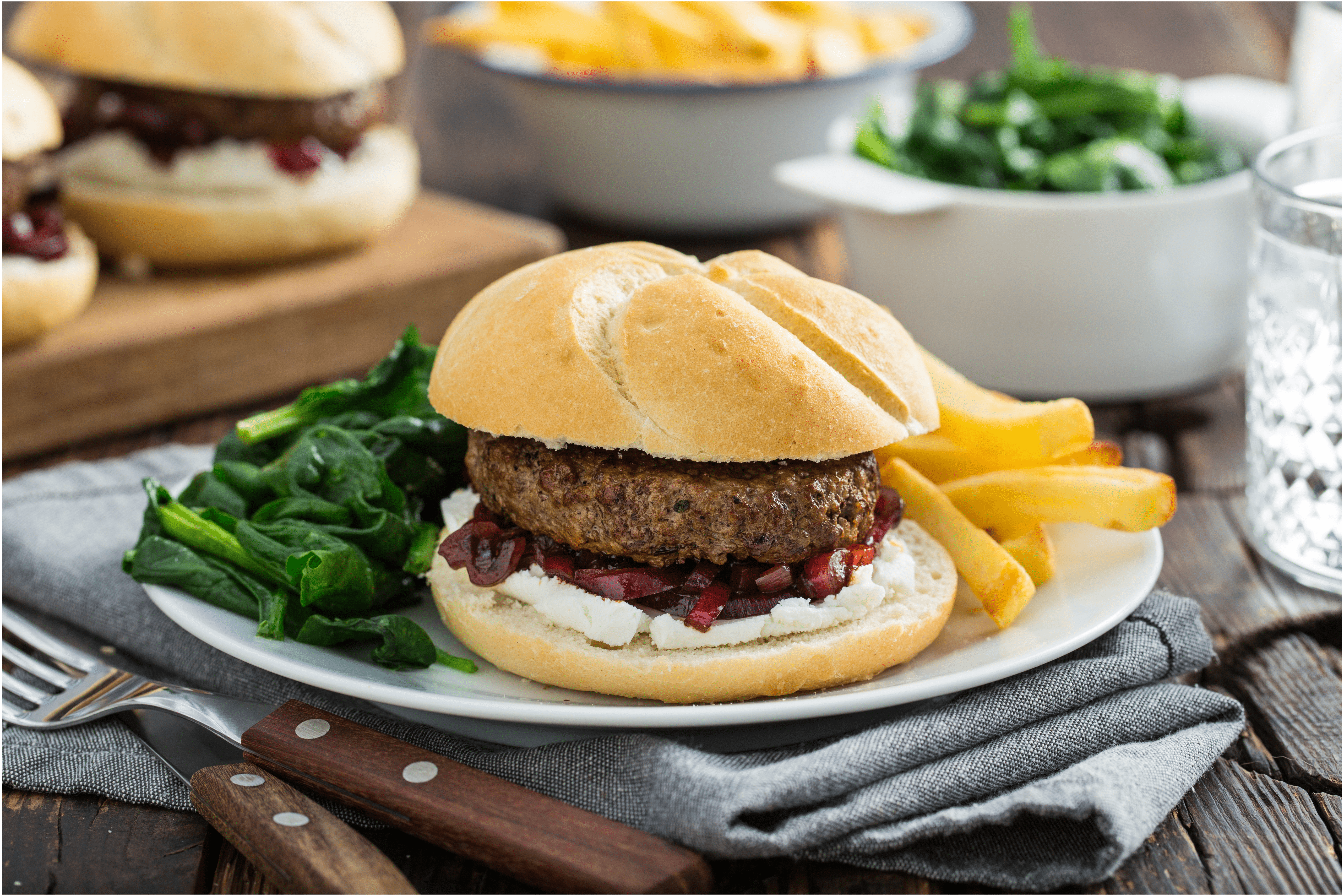 Burger met geitenkaas en gekaramelliseerde rode ui