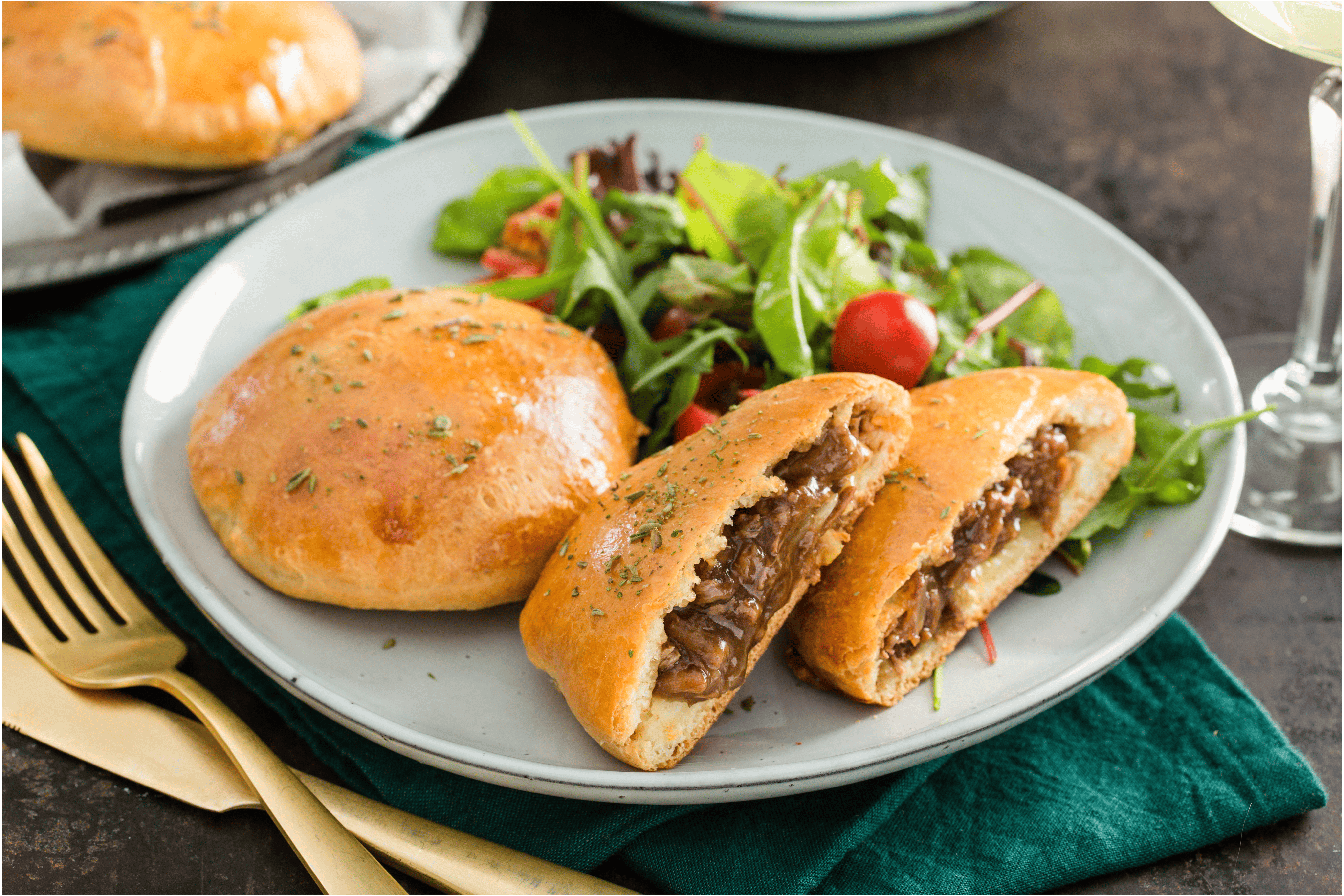 Limburgs runderstoofvlees buns met salade