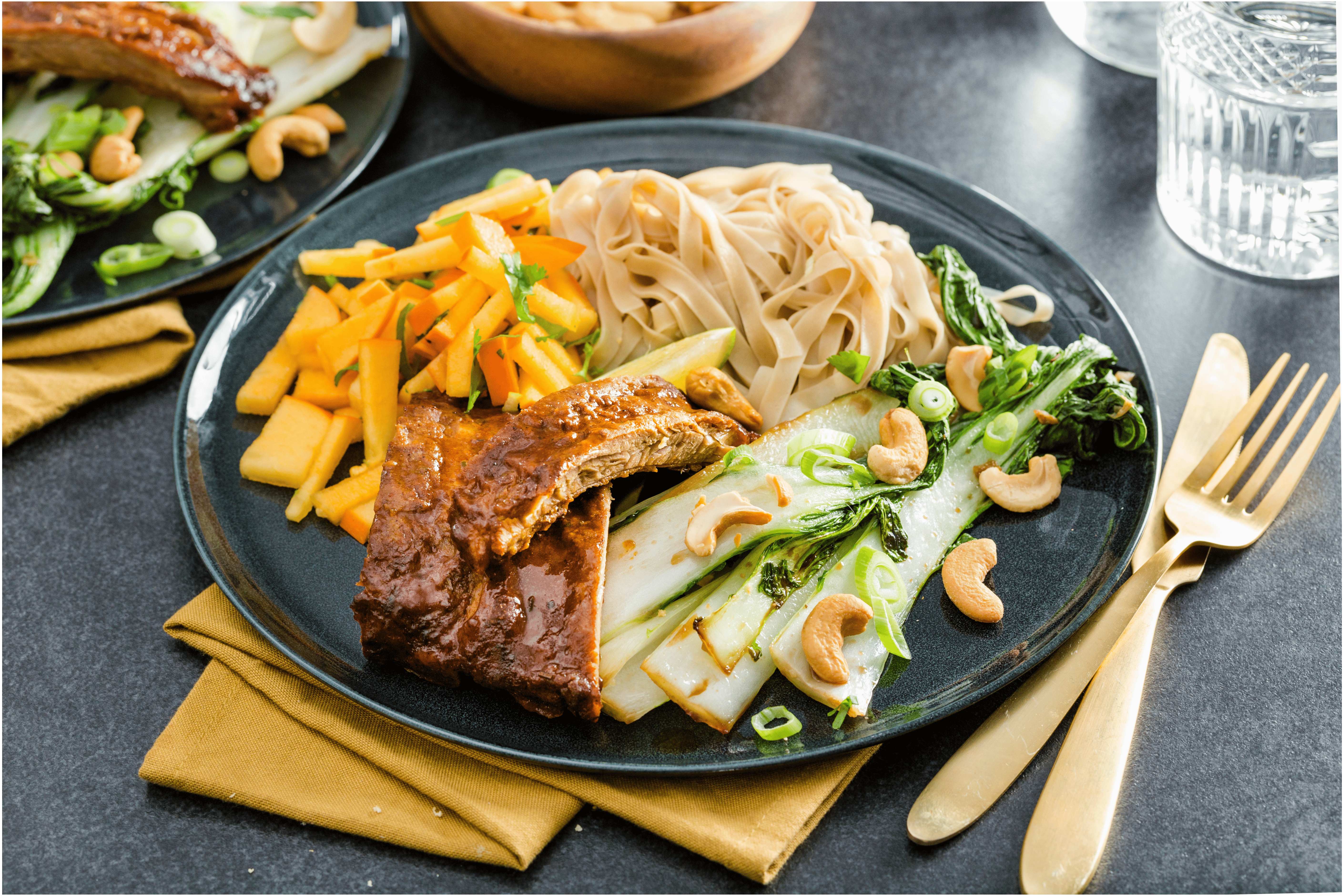 Thaise spareribs met knoflook paksoi en kaki-fruit salade