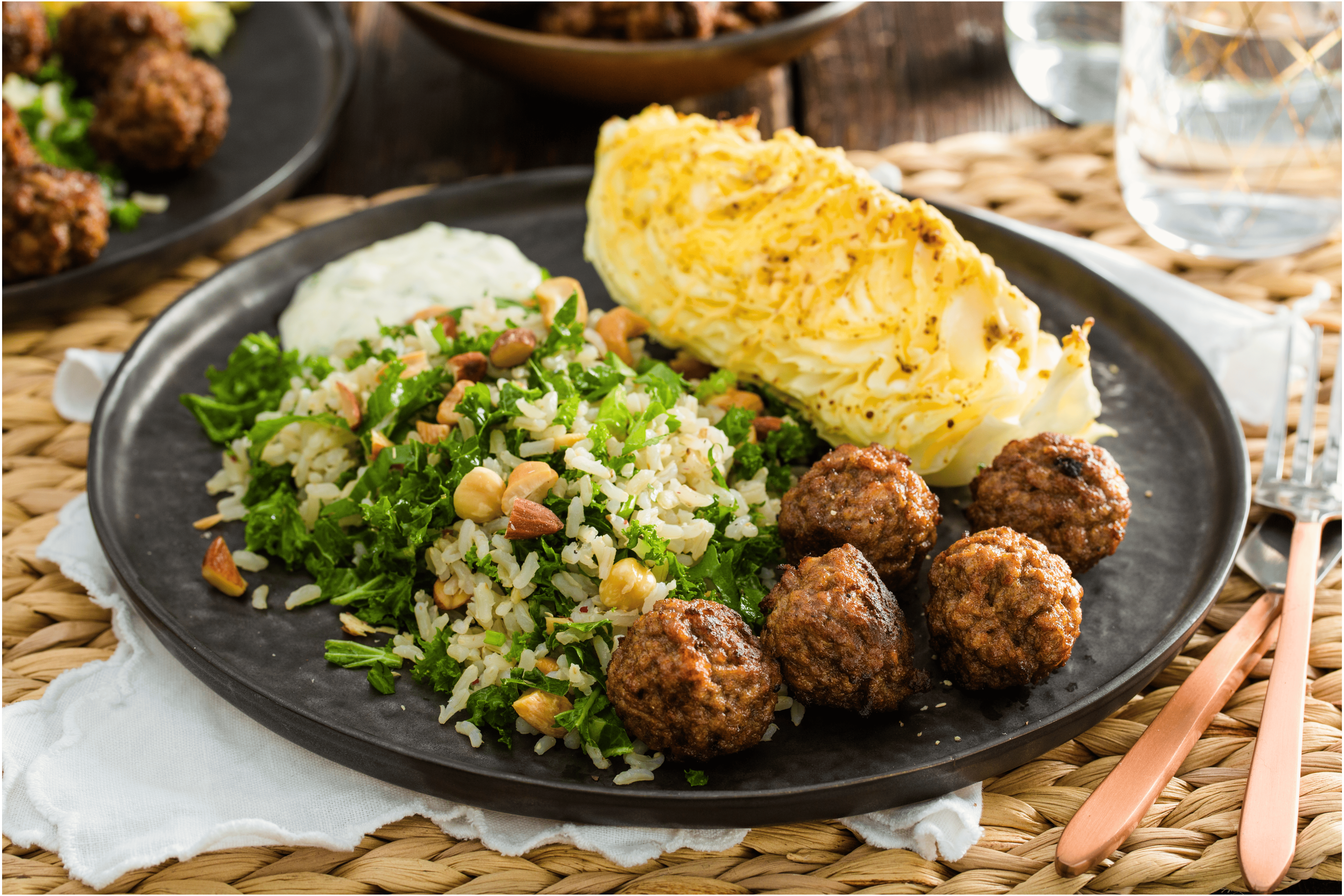 Geroosterde spitskool met noten-rijstsalade en vega gehaktballetjes