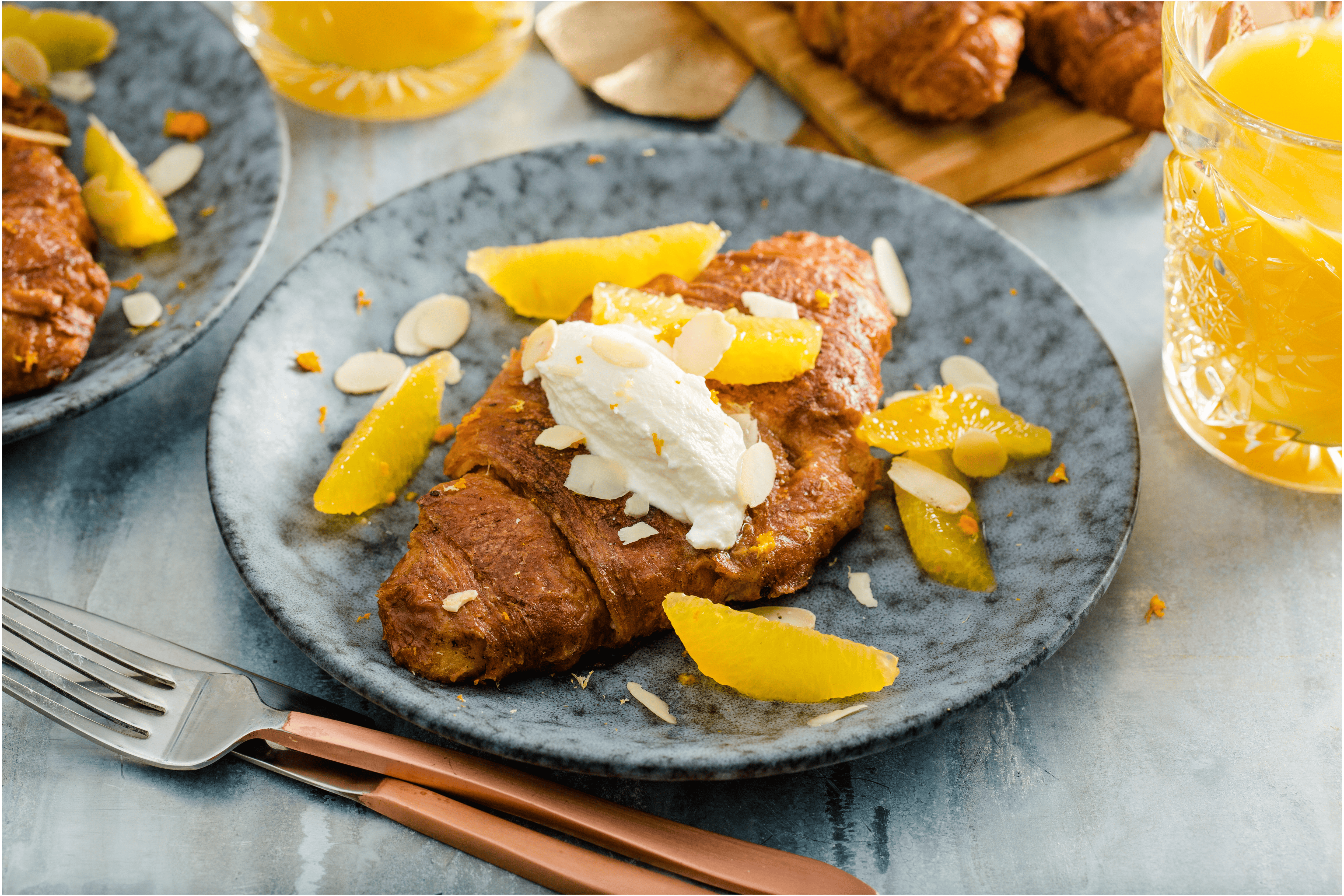 French toast met croissants en verse jus d'orange