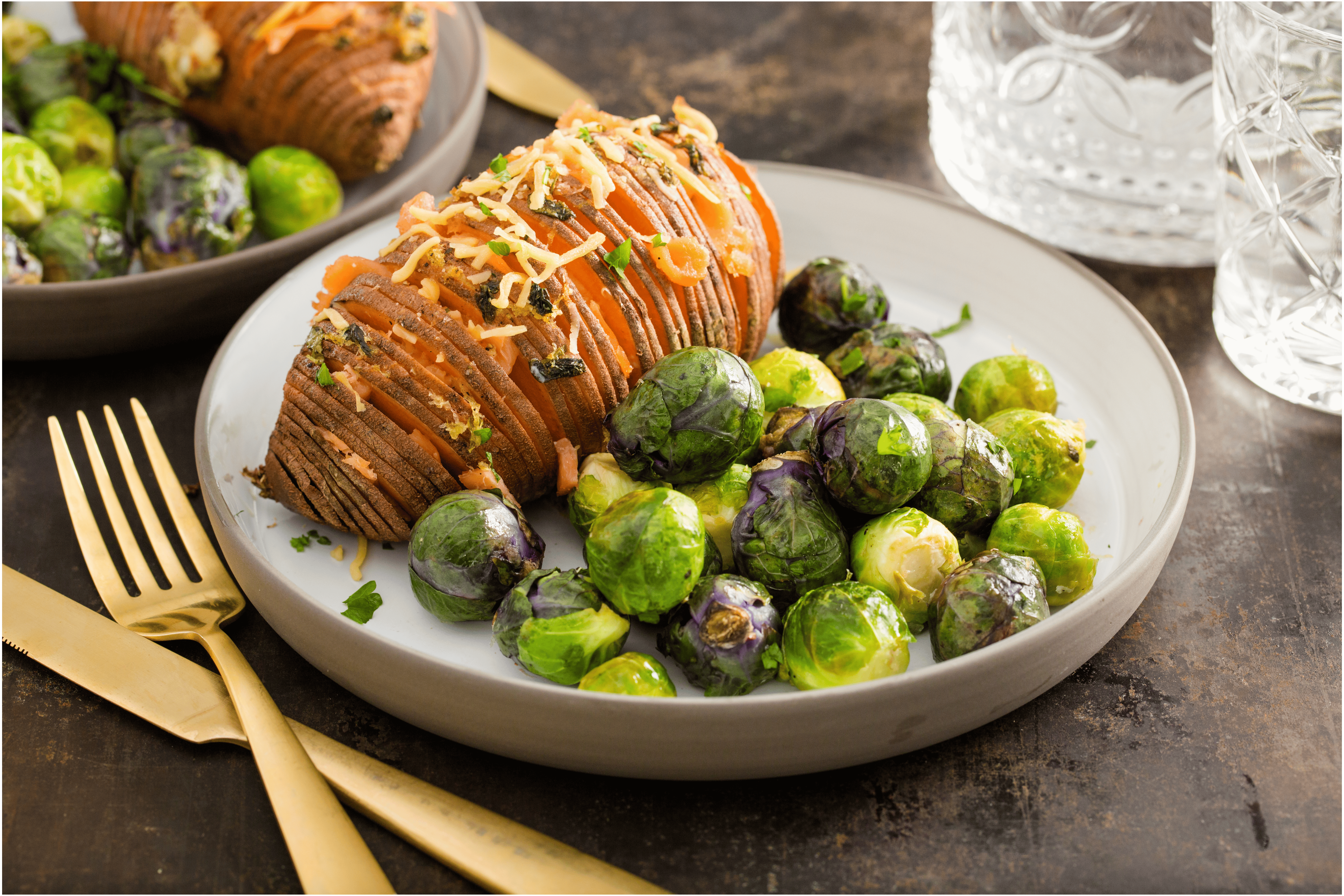 Hasselback zoete aardappel met gerookte zalm en regenboog spruiten