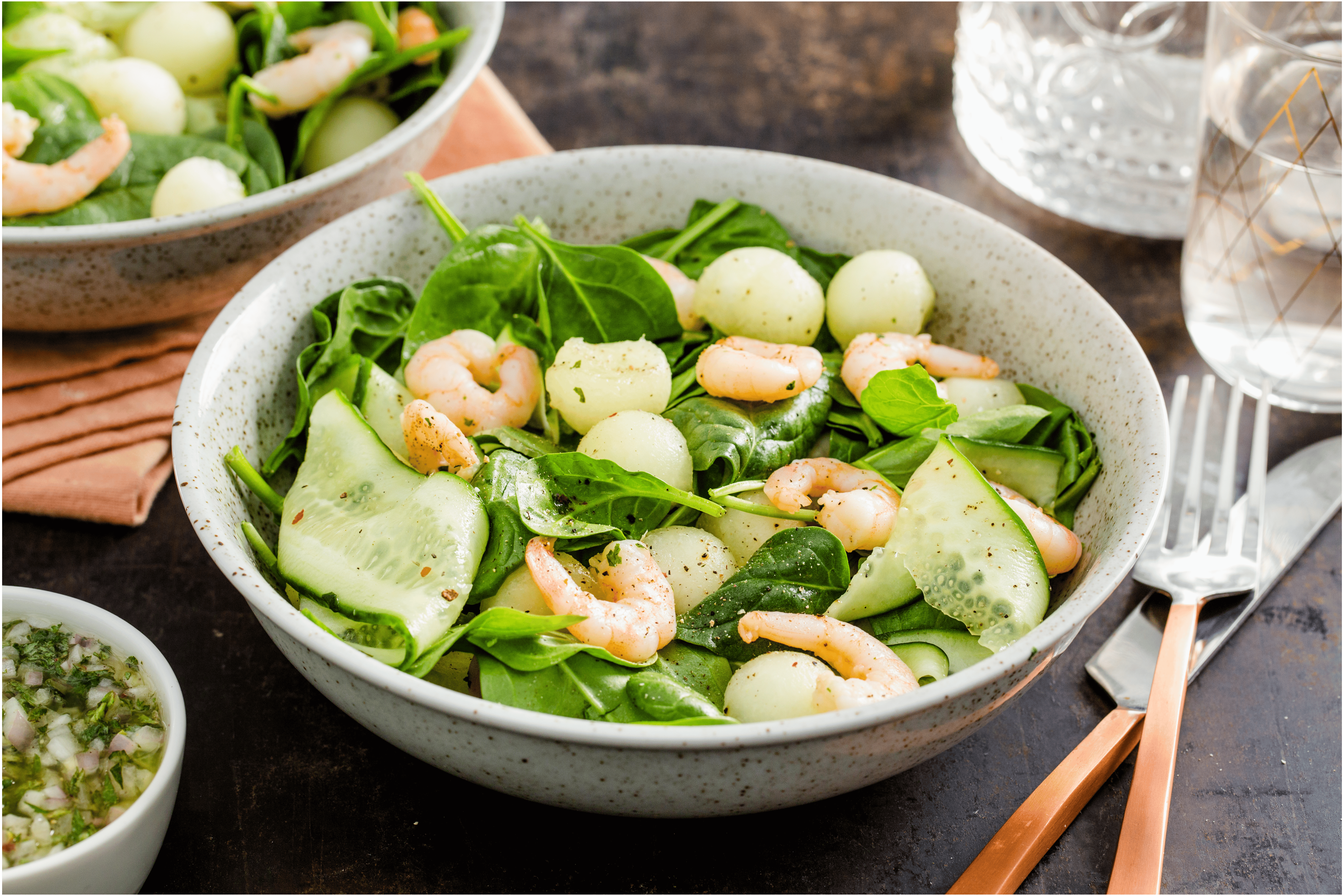 Frisse meloensalade met knoflookgarnalen