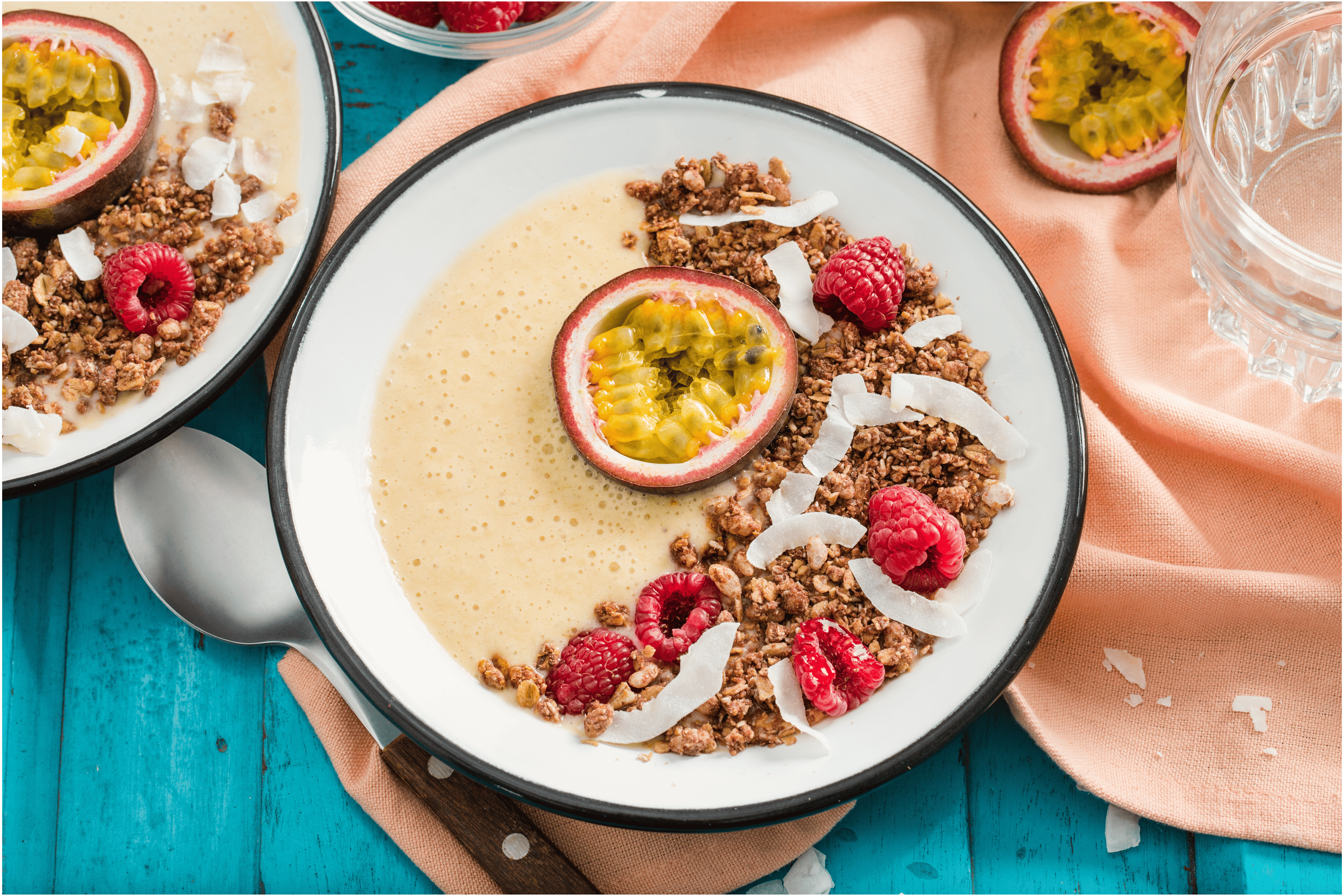 Passievrucht-banaan smoothiebowl met crunchy spelt muesli